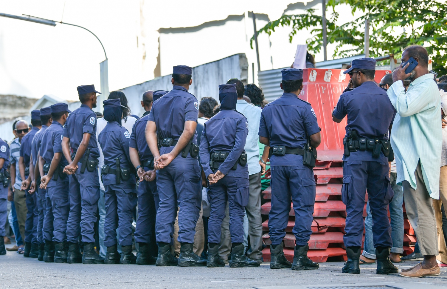 މާލެ: އޮކްޓޯބަރު 15، 2018- މިދިޔަ މަހުގެ 23 ގައި ބޭއްވި ރިޔާސީ އިންތިޚާބު ބާތިލް ކޮށްދިނުމަށް އެދިވަޑައިގެން، ޕީޕީއެމްގެ ކެންޑިޑޭޓު ރައީސް އަބްދުﷲ ޔާމީން ސުޕްރީމް ކޯޓަށް ހުށަހެޅުއްވި މައްސަލައިގެ ޝަރީއަތުގެ ދެވަނައަޑުއެހުން ކުރިއަށްދިޔަ ވަގުތު ސުޕްރީމް ކޯޓު ސަރަހައްދުގައި އިންތިހާބުގެ ދިފާއުގައި އަޑުއުފުލަމުން ދިޔައިރު ފުލުހުން އެސަރަހައްދުގައި ހަރަކާތްތެރިވަނީ.---ފޮޓޯ: ހުސައިން ވަހީދު/މިހާރު