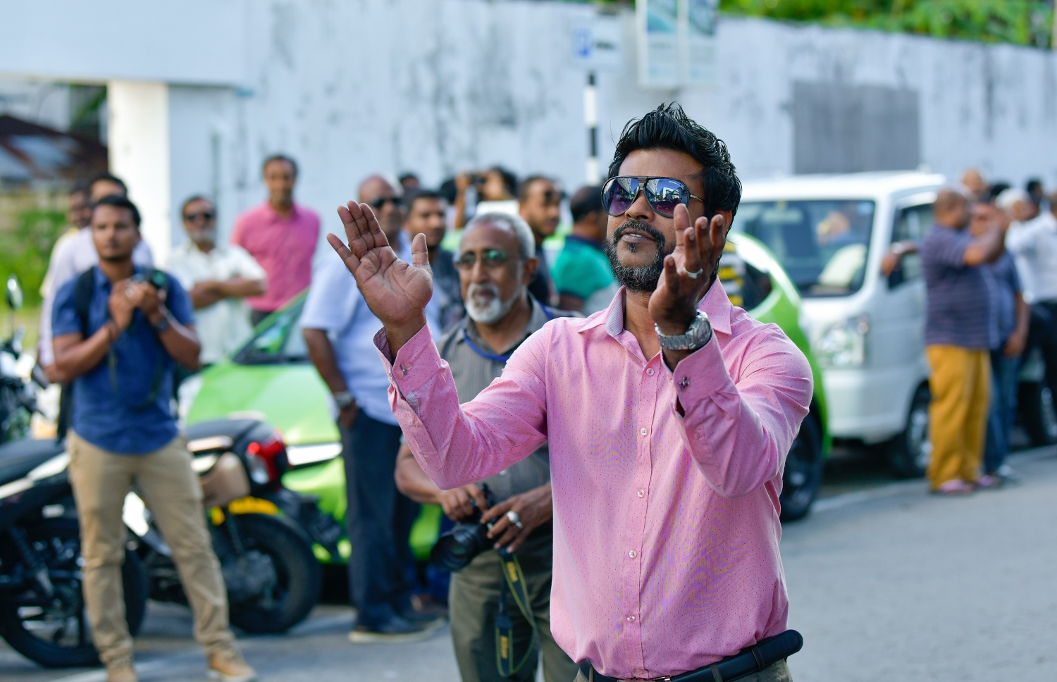 މާލެ: އޮކްޓޯބަރު 15، 2018- މިދިޔަ މަހުގެ 23 ގައި ބޭއްވި ރިޔާސީ އިންތިޚާބު ބާތިލް ކޮށްދިނުމަށް އެދިވަޑައިގެން، ޕީޕީއެމްގެ ކެންޑިޑޭޓު ރައީސް އަބްދުﷲ ޔާމީން ސުޕްރީމް ކޯޓަށް ހުށަހެޅުއްވި މައްސަލައިގެ ޝަރީއަތުގެ ދެވަނައަޑުއެހުން ކުރިއަށްދިޔަ ވަގުތު ސުޕްރީމް ކޯޓު ސަރަހައްދުގައި ރައީސް ޔާމީންގެ ސަޕޯޓަރުން އިންތިހާބު ބާތިލުކުރުމަށް ގޮވާލައި އަޑުއުފުލުމުގައި، ރައީސް ޔާމީންގެ ސްޕޯކްސްޕާސަން އިބްރާހިމް މުއާޒް އަލީ ބައިވެރިވެވަޑައިގަންނަވަނީ.---ފޮޓޯ: ހުސައިން ވަހީދު/މިހާރު