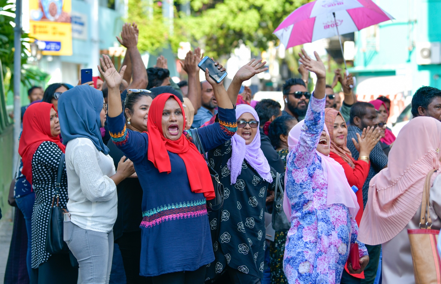 މާލެ: އޮކްޓޯބަރު 15، 2018- މިދިޔަ މަހުގެ 23 ގައި ބޭއްވި ރިޔާސީ އިންތިޚާބު ބާތިލް ކޮށްދިނުމަށް އެދިވަޑައިގެން، ޕީޕީއެމްގެ ކެންޑިޑޭޓު ރައީސް އަބްދުﷲ ޔާމީން ސުޕްރީމް ކޯޓަށް ހުށަހެޅުއްވި މައްސަލައިގެ ޝަރީއަތުގެ ދެވަނައަޑުއެހުން ކުރިއަށްދިޔަ ވަގުތު ސުޕްރީމް ކޯޓު ސަރަހައްދުގައި ރައީސް ޔާމީންގެ ސަޕޯޓަރުން އިންތިހާބު ބާތިލުކުރުމަށް ގޮވާލައި އަޑުއުފުލަނީ.---ފޮޓޯ: ހުސައިން ވަހީދު/މިހާރު