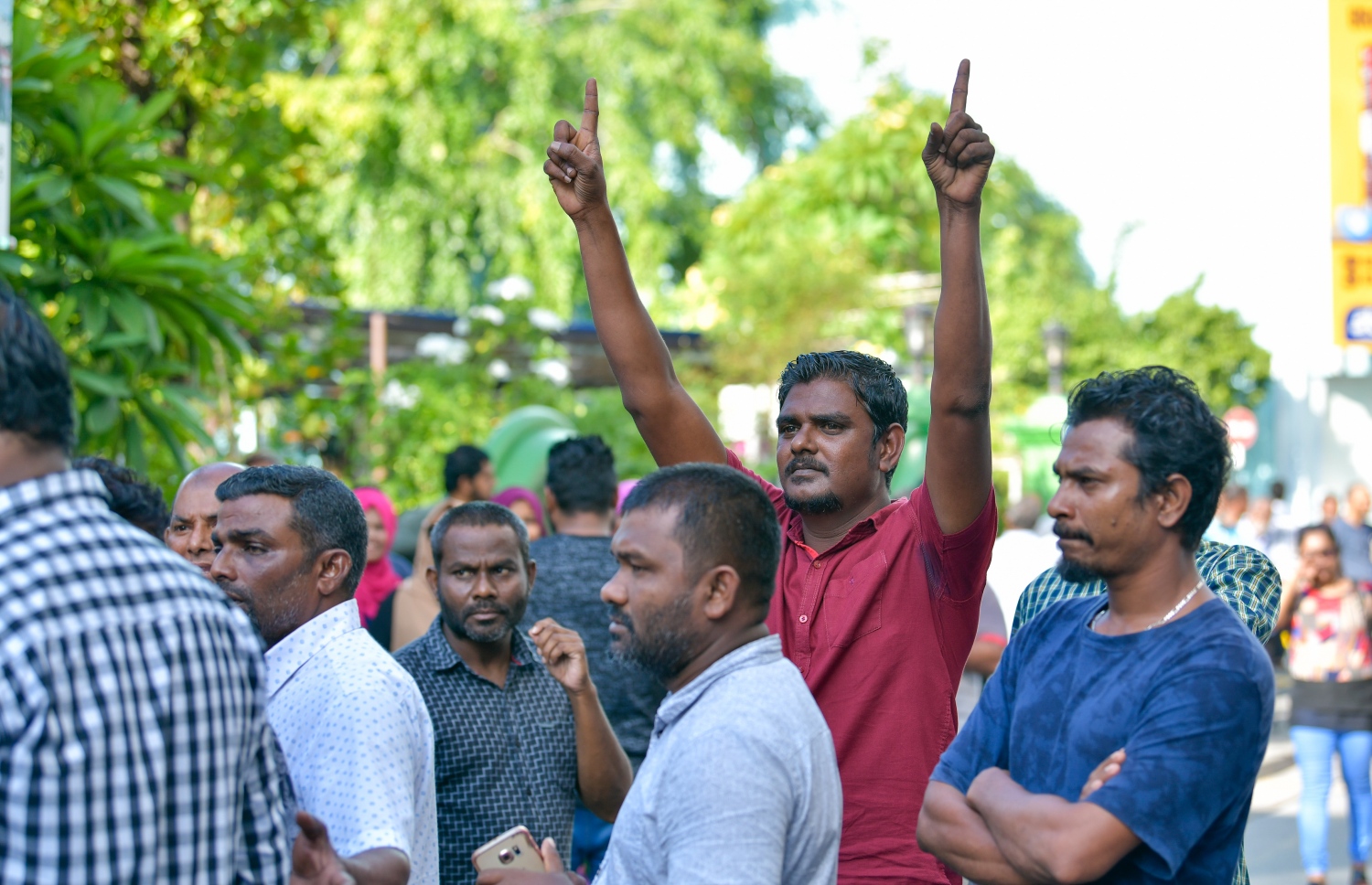 މާލެ: އޮކްޓޯބަރު 15، 2018- މިދިޔަ މަހުގެ 23 ގައި ބޭއްވި ރިޔާސީ އިންތިޚާބު ބާތިލް ކޮށްދިނުމަށް އެދިވަޑައިގެން، ޕީޕީއެމްގެ ކެންޑިޑޭޓު ރައީސް އަބްދުﷲ ޔާމީން ސުޕްރީމް ކޯޓަށް ހުށަހެޅުއްވި މައްސަލައިގެ ޝަރީއަތުގެ ދެވަނައަޑުއެހުން ކުރިއަށްދިޔަ ވަގުތު ސުޕްރީމް ކޯޓު ސަރަހައްދުގައި ރައީސް ޔާމީންގެ ސަޕޯޓަރުން އިންތިހާބު ބާތިލުކުރުމަށް ގޮވާލައި އަޑުއުފުލަނީ.---ފޮޓޯ: ހުސައިން ވަހީދު/މިހާރު