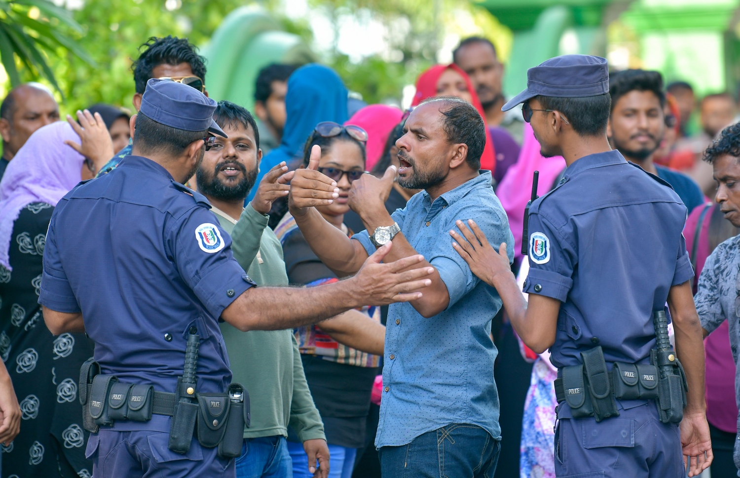 މާލެ: އޮކްޓޯބަރު 15، 2018- މިދިޔަ މަހުގެ 23 ގައި ބޭއްވި ރިޔާސީ އިންތިޚާބު ބާތިލް ކޮށްދިނުމަށް އެދިވަޑައިގެން، ޕީޕީއެމްގެ ކެންޑިޑޭޓު ރައީސް އަބްދުﷲ ޔާމީން ސުޕްރީމް ކޯޓަށް ހުށަހެޅުއްވި މައްސަލައިގެ ޝަރީއަތުގެ ދެވަނައަޑުއެހުން ކުރިއަށްދިޔަ ވަގުތު ސުޕްރީމް ކޯޓު ސަރަހައްދުގައި ރައީސް ޔާމީންގެ ސަޕޯޓަރުން އިންތިހާބު ބާތިލުކުރުމަށް ގޮވާލައި އަޑުއުފުލާއިރު ފުލުހުން ފޯރިމަރަނީ.---ފޮޓޯ: ހުސައިން ވަހީދު/މިހާރު
