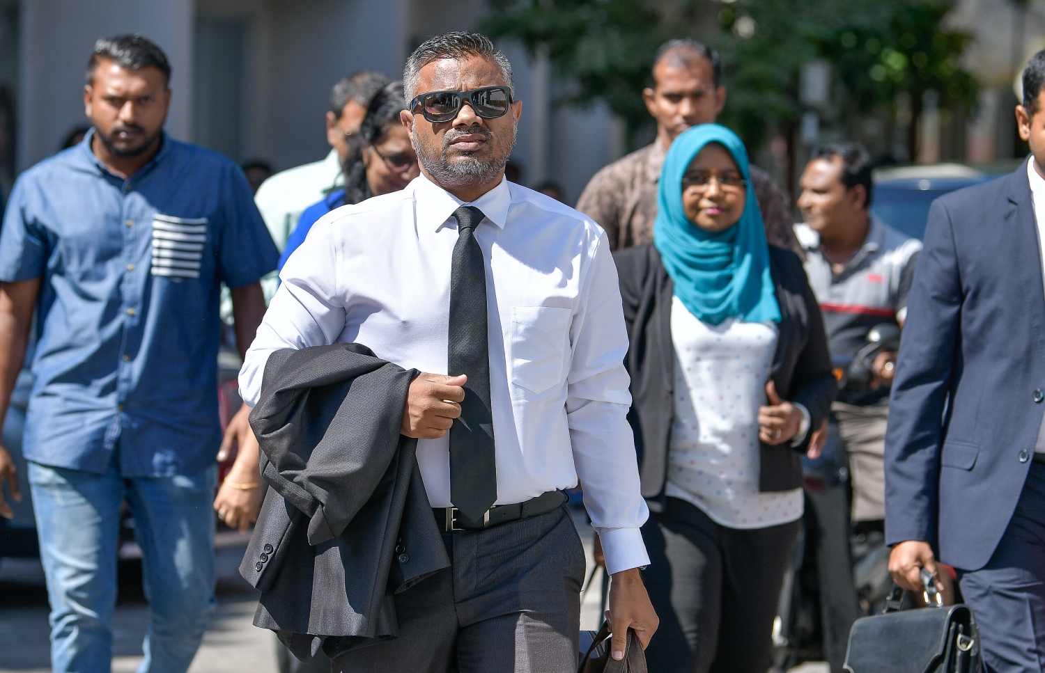 ރިޔާސީ އިންތިޚާބު ބާތިލް ކުރުމަށް އެދިވަޑައިގެން ރައީސް ޔާމީން ސުޕްރީމް ކޯޓަށް ހުށަހެޅުއްވި މައްސަލައިގެ ފަހު އަޑުއެހުމަށް، އެމަނިކުފާނުގެ ގާނޫނީ ވަކީލުންގެ ޓީމުގެ އިސް ވަކީލު އަދި ހައި ކޯޓުގެ ކުރީގެ ފަނޑިޔާރު އައްބާސް ޝަރީފް އިއްޔެ ވަޑައިގަންނަވަނީ.---ފޮޓޯ: ނިޝާން އަލީ/މިހާރު