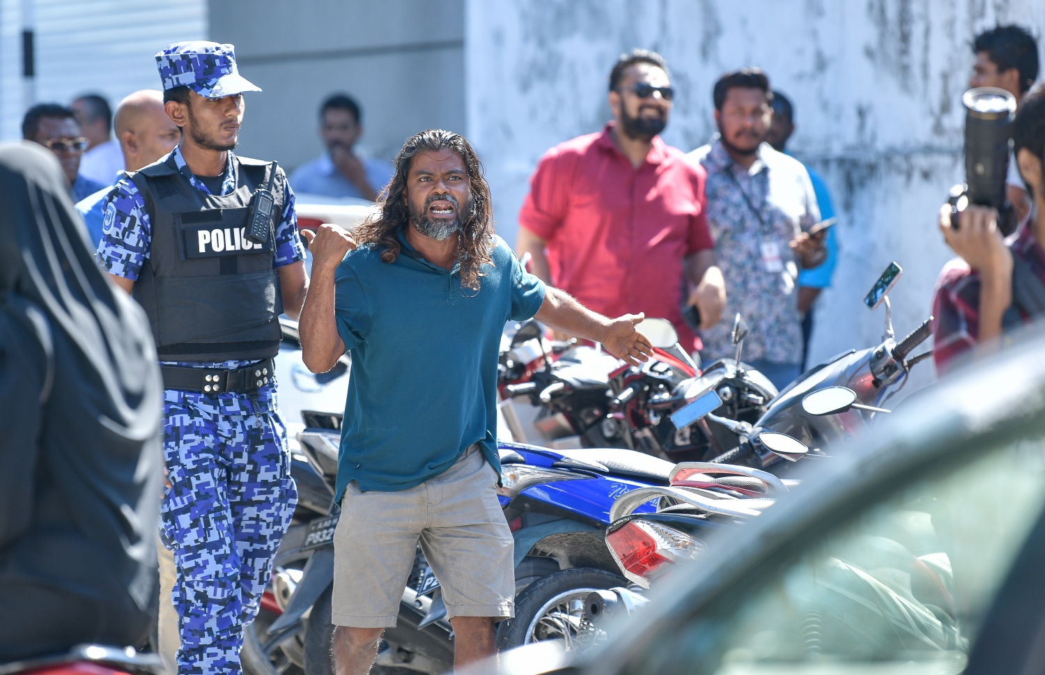 މާލެ: އޮކްޓޯބަރު 16، 2018: މިދިޔަ މަހުގެ 23 ގައި ބޭއްވި ރިޔާސީ އިންތިޚާބު ބާތިލް ކޮށްދިނުމަށް އެދިވަޑައިގެން، ޕީޕީއެމްގެ ކެންޑިޑޭޓު ރައީސް އަބްދުﷲ ޔާމީން ސުޕްރީމް ކޯޓަށް ހުށަހެޅުއްވި މައްސަލައިގެ ޝަރީއަތުގެ ތިން ވަނަ އަޑުއެހުން ކުރިއަށް ދާއިރު ފުލުހުން ސުޕްރީމް ކޯޓު ކައިރީގައި ސެކިއުރިޓީ ބަލަހައްޓަނީ.--ފޮޓޯ: ނިޝާން އަލީ/މިހާރު