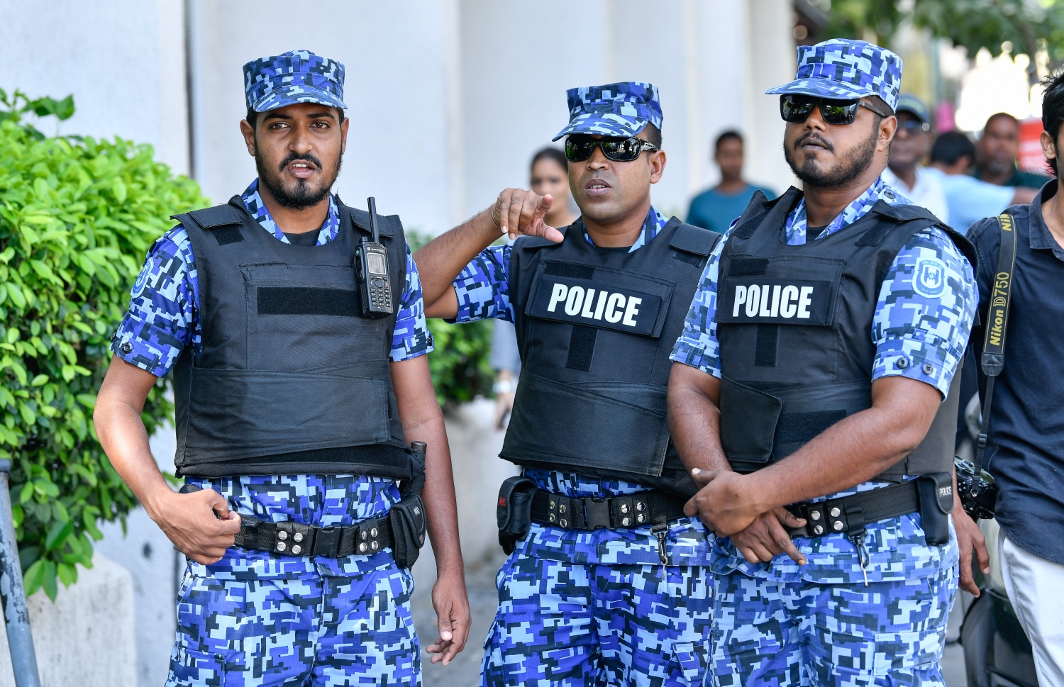 މާލެ: އޮކްޓޯބަރު 16، 2018: މިދިޔަ މަހުގެ 23 ގައި ބޭއްވި ރިޔާސީ އިންތިޚާބު ބާތިލް ކޮށްދިނުމަށް އެދިވަޑައިގެން، ޕީޕީއެމްގެ ކެންޑިޑޭޓު ރައީސް އަބްދުﷲ ޔާމީން ސުޕްރީމް ކޯޓަށް ހުށަހެޅުއްވި މައްސަލައިގެ ޝަރީއަތުގެ ތިން ވަނަ އަޑުއެހުން ކުރިއަށް ދާއިރު ފުލުހުން ސުޕްރީމް ކޯޓު ކައިރީގައި ސެކިއުރިޓީ ބަލަހައްޓަނީ.--ފޮޓޯ: ނިޝާން އަލީ/މިހާރު