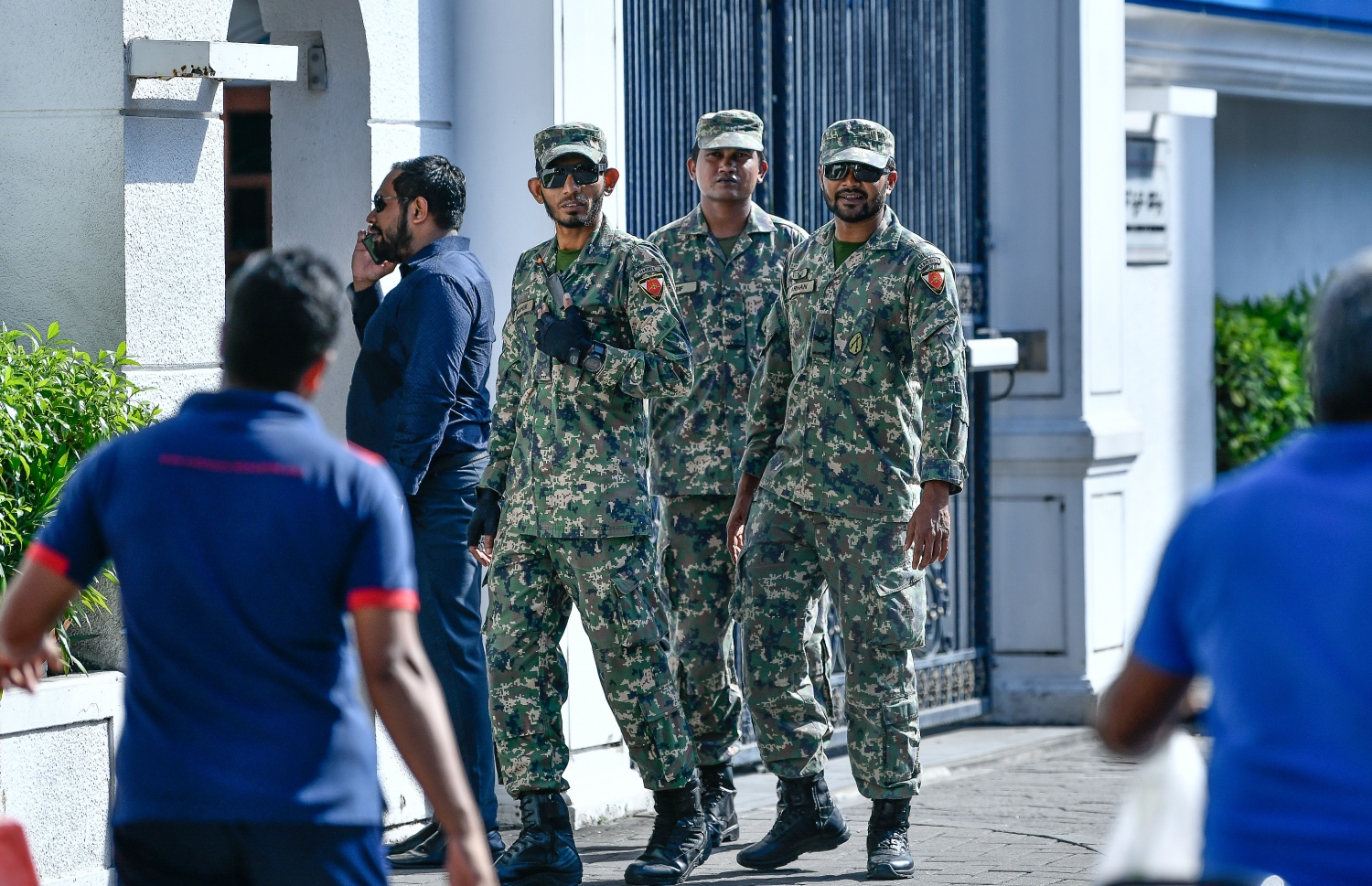 މާލެ: އޮކްޓޯބަރު 16، 2018: މިދިޔަ މަހުގެ 23 ގައި ބޭއްވި ރިޔާސީ އިންތިޚާބު ބާތިލް ކޮށްދިނުމަށް އެދިވަޑައިގެން، ޕީޕީއެމްގެ ކެންޑިޑޭޓު ރައީސް އަބްދުﷲ ޔާމީން ސުޕްރީމް ކޯޓަށް ހުށަހެޅުއްވި މައްސަލައިގެ ޝަރީއަތުގެ ތިން ވަނަ އަޑުއެހުން ކުރިއަށް ދާއިރު ސިފައިން ސުޕްރީމް ކޯޓު ކައިރީގައި ސެކިއުރިޓީ ބަލަހައްޓަނީ.--ފޮޓޯ: ނިޝާން އަލީ/މިހާރު