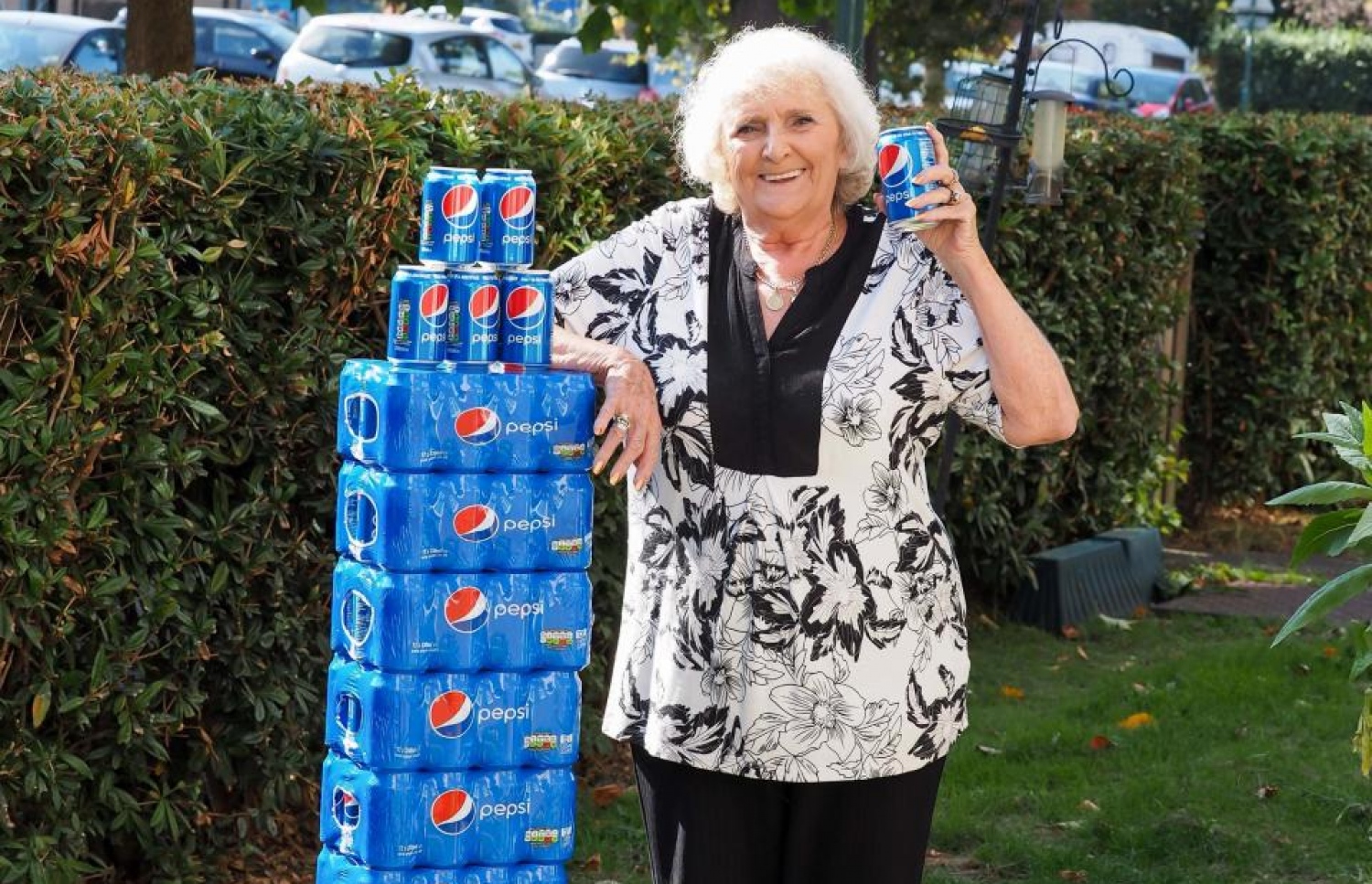 ޖެކީ: އޭނާ ގަވައިދިން ކޮންމެ ދުވަހަކު ޕެޕްސީ ކޯލާ ބޯތާ 64 އަހަރު ވަނީ ވެފައި.