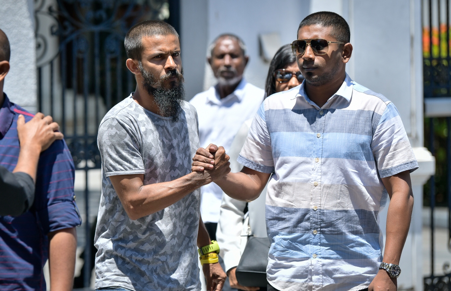 މާލެ: އޮކްޓޯބަރު 16، 2018: މިދިޔަ މަހުގެ 23 ގައި ބޭއްވި ރިޔާސީ އިންތިޚާބު ބާތިލް ކޮށްދިނުމަށް އެދިވަޑައިގެން، ޕީޕީއެމްގެ ކެންޑިޑޭޓު ރައީސް އަބްދުﷲ ޔާމީން ސުޕްރީމް ކޯޓަށް ހުށަހެޅުއްވި މައްސަލައިގެ ޝަރީއަތުގެ ތިން ވަނަ އަޑުއެހުން ކުރިއަށް ދާއިރު އާންމުންނާއެކު މަހުލޫފް(ކ) ސުޕްރީމް ކޯޓު ކައިރީގައި.--ފޮޓޯ: ނިޝާން އަލީ/މިހާރު