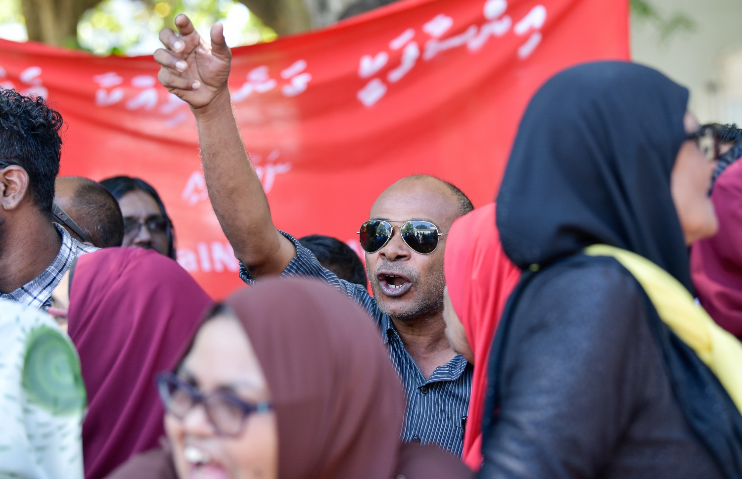 އިންތިޚާބާ ގުޅޭ މައްސަލަ ސުޕްރީމް ކޯޓުގައި ކުރިއަށް ދިޔަ ވަގުތު، އެ ކޯޓު ބޭރުގައި ބަޔަކު އަޑު އުފުލަނީ. --- ފޮޓޯ: ހުސެއިން ވަހީދު/ މިހާރު