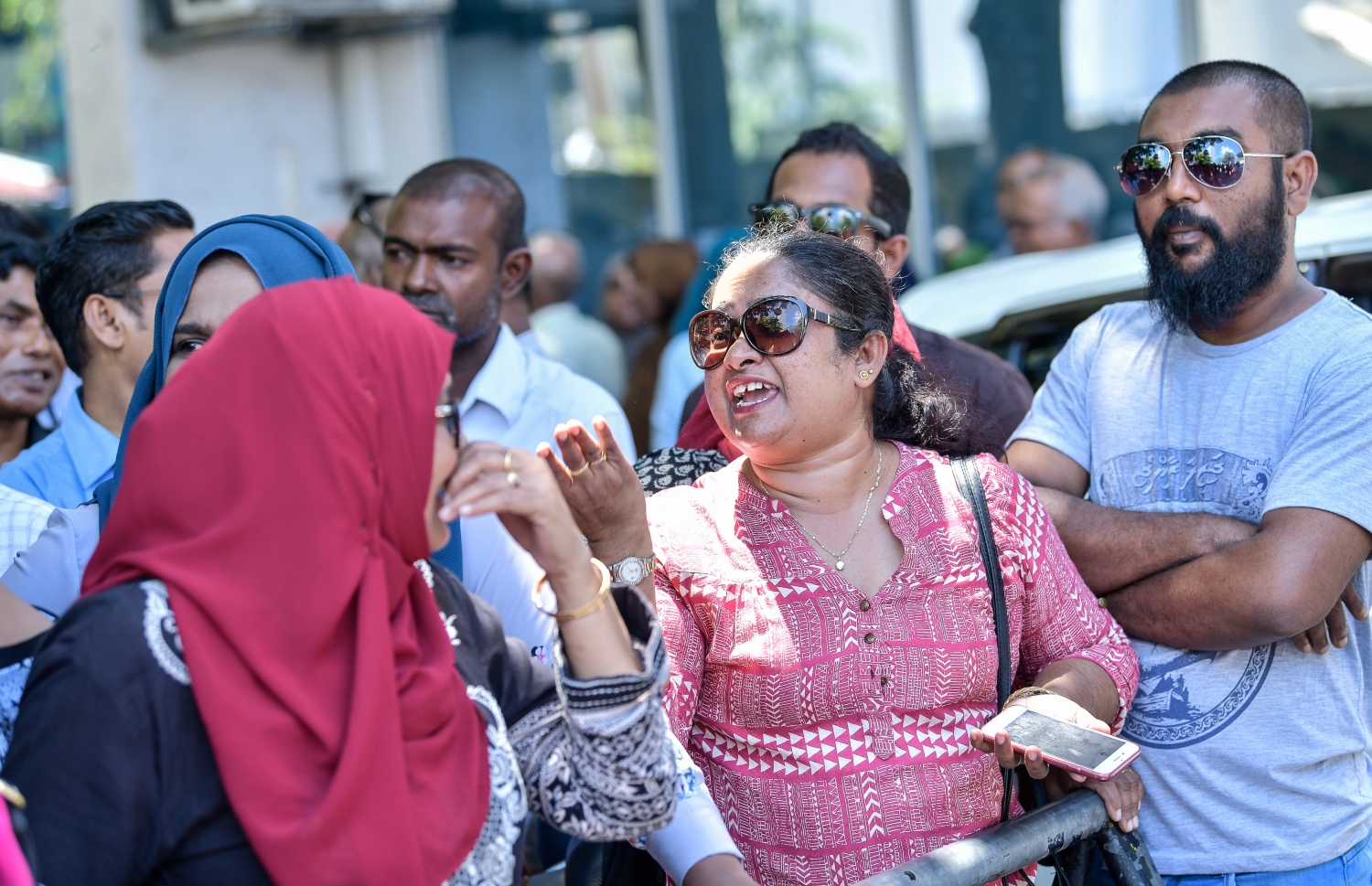 މާލެ: އޮކްޓޯބަރު 16، 2018: މިދިޔަ މަހުގެ 23 ގައި ބޭއްވި ރިޔާސީ އިންތިޚާބު ބާތިލް ކޮށްދިނުމަށް އެދިވަޑައިގެން، ޕީޕީއެމްގެ ކެންޑިޑޭޓު ރައީސް އަބްދުﷲ ޔާމީން ސުޕްރީމް ކޯޓަށް ހުށަހެޅުއްވި މައްސަލައިގެ ޝަރީއަތުގެ ތިން ވަނަ އަޑުއެހުން ކުރިއަށް ދާއިރު އާންމުން ސުޕްރީމް ކޯޓު ކައިރީގައި.--ފޮޓޯ: ނިޝާން އަލީ/މިހާރު