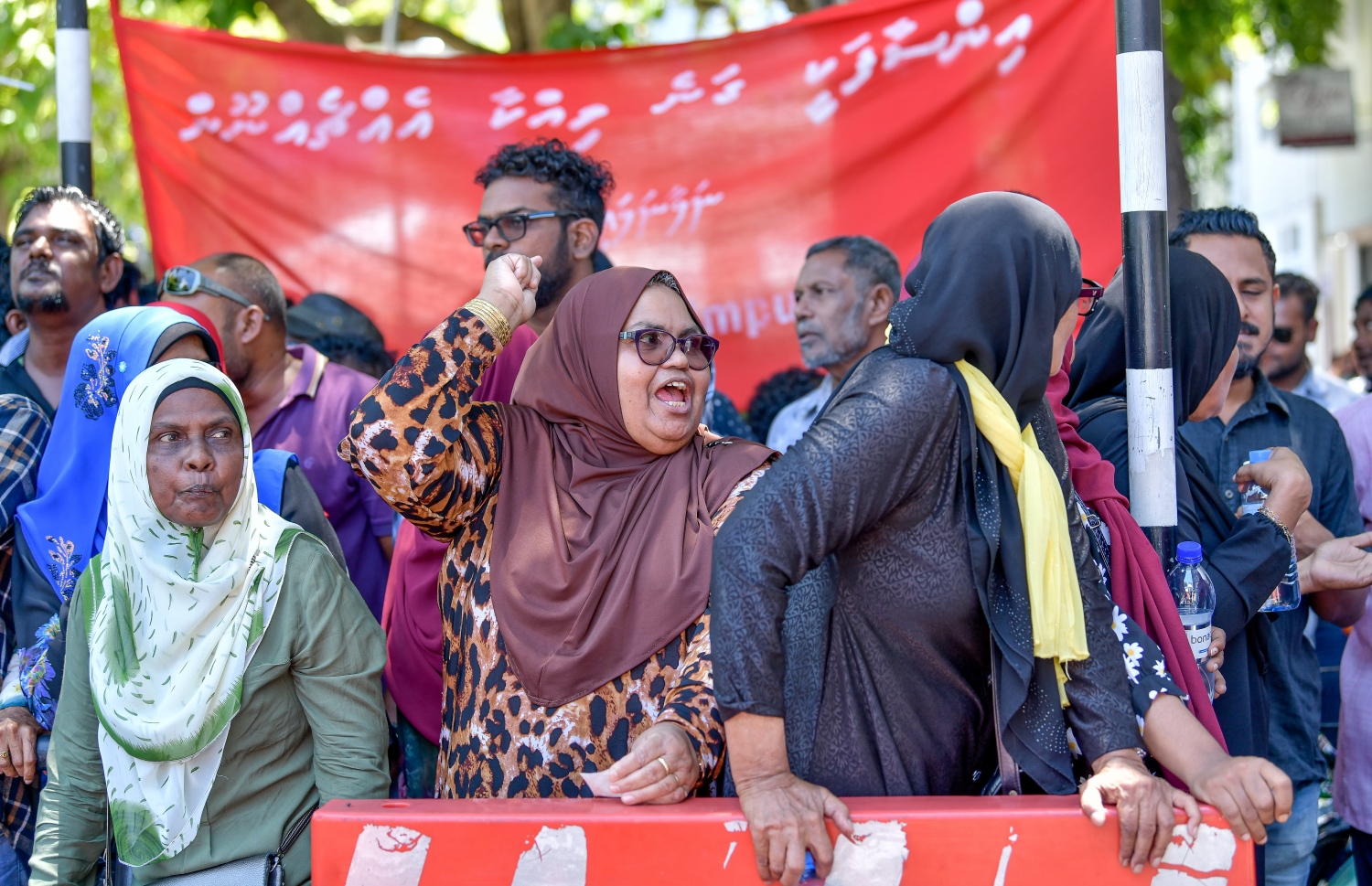 މާލެ: އޮކްޓޯބަރު 16، 2018: މިދިޔަ މަހުގެ 23 ގައި ބޭއްވި ރިޔާސީ އިންތިޚާބު ބާތިލް ކޮށްދިނުމަށް އެދިވަޑައިގެން، ޕީޕީއެމްގެ ކެންޑިޑޭޓު ރައީސް އަބްދުﷲ ޔާމީން ސުޕްރީމް ކޯޓަށް ހުށަހެޅުއްވި މައްސަލައިގެ ޝަރީއަތުގެ ތިން ވަނަ އަޑުއެހުން ކުރިއަށް ދާއިރު އާންމުން ސުޕްރީމް ކޯޓު ކައިރީގައި.--ފޮޓޯ: ނިޝާން އަލީ/މިހާރު