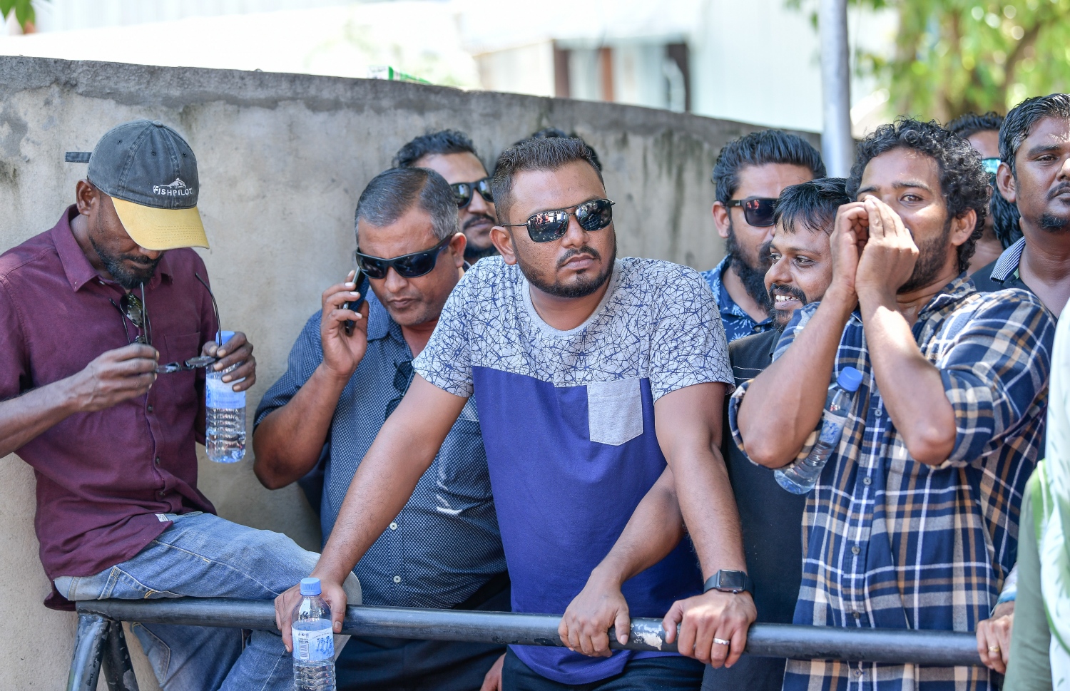 މާލެ: އޮކްޓޯބަރު 16، 2018: މިދިޔަ މަހުގެ 23 ގައި ބޭއްވި ރިޔާސީ އިންތިޚާބު ބާތިލް ކޮށްދިނުމަށް އެދިވަޑައިގެން، ޕީޕީއެމްގެ ކެންޑިޑޭޓު ރައީސް އަބްދުﷲ ޔާމީން ސުޕްރީމް ކޯޓަށް ހުށަހެޅުއްވި މައްސަލައިގެ ޝަރީއަތުގެ ތިން ވަނަ އަޑުއެހުން ކުރިއަށް ދާއިރު އާންމުން ސުޕްރީމް ކޯޓު ކައިރީގައި.--ފޮޓޯ: ނިޝާން އަލީ/މިހާރު