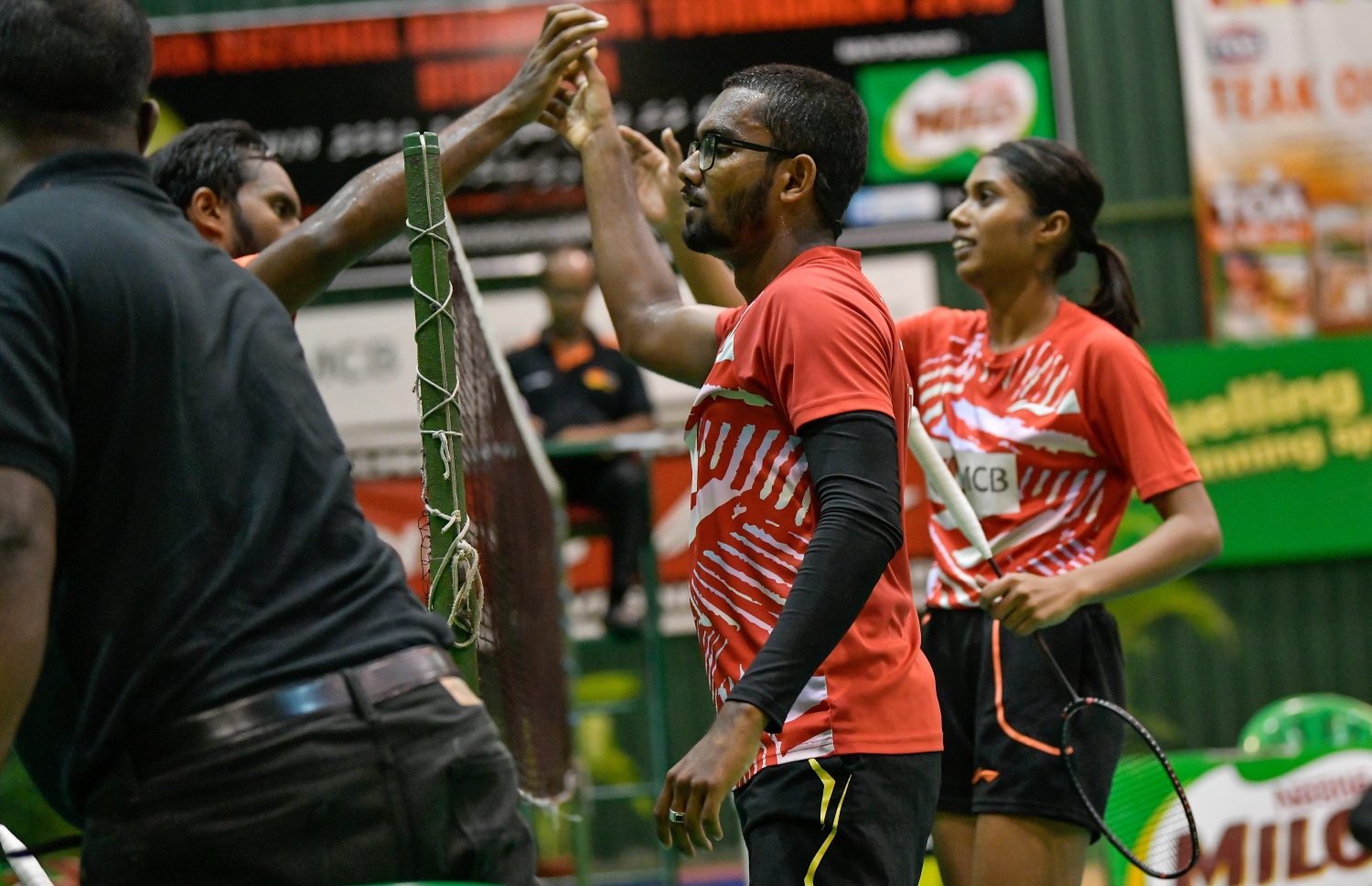 މިކްސް ޑަބަލްސް ޓީމް ފައިނަލަށް ފަހު ތޯއިފް (ކ) އިދިކޮޅު ޓީމުގެ ޒަޔާންއާ ސަލާމްކުރަނީ. -- ފޮޓޯ: ނިޝާން އަލީ/ މިހާރު