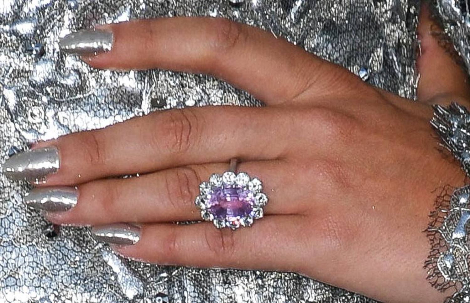 ލޭޑީ ގާގާގެ އެންގޭޖްމަންޓް ރިންގް: މީގެ އަގު 400،000 ޑޮލަރަށް އަރާ.