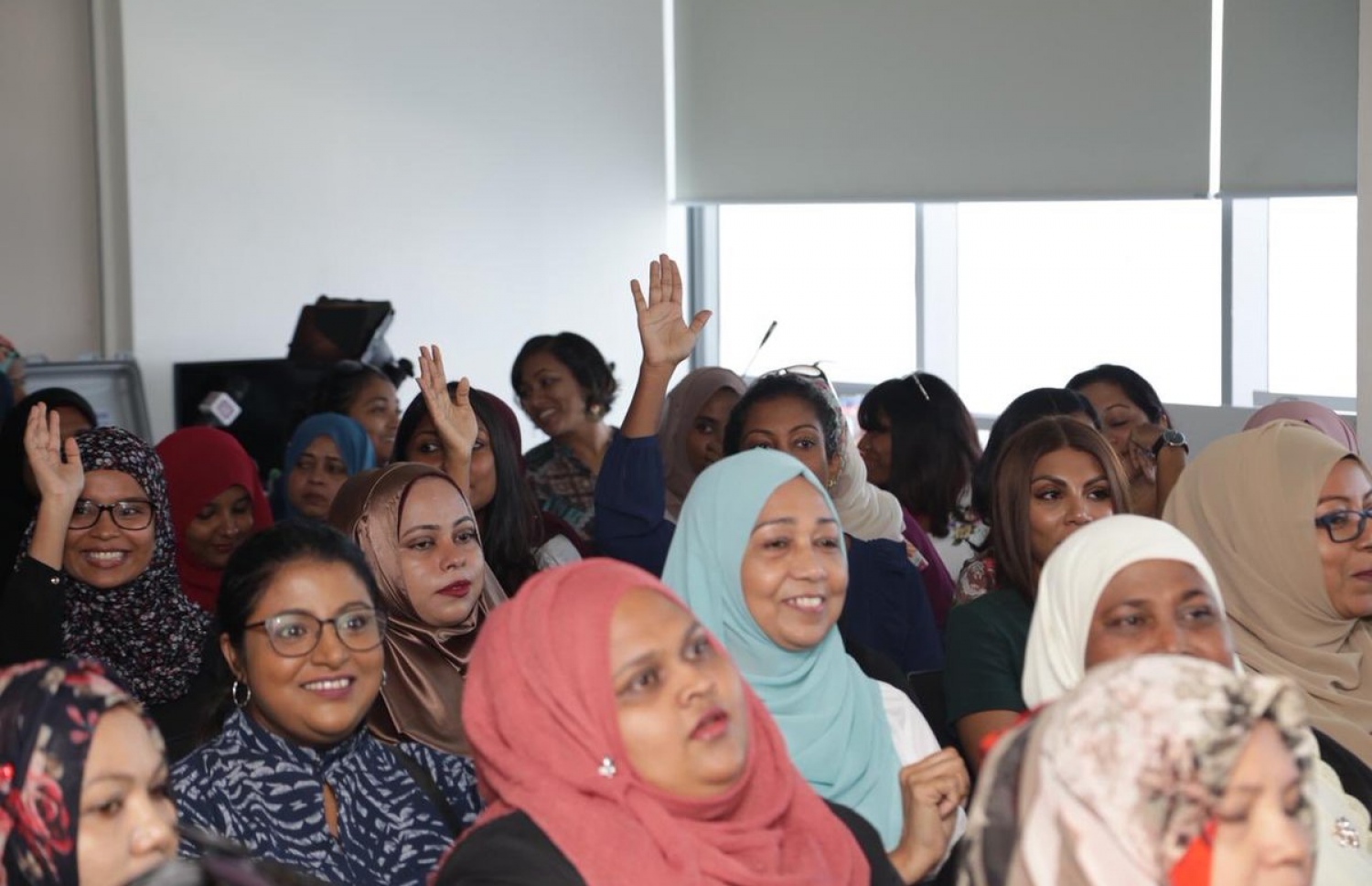 އަންހެން ވިޔަފާރިވެރިންނާ އިބޫ ބައްދަލު ކުރެއްވުން: ފޮޓޯ: އެމްޑީޕީ