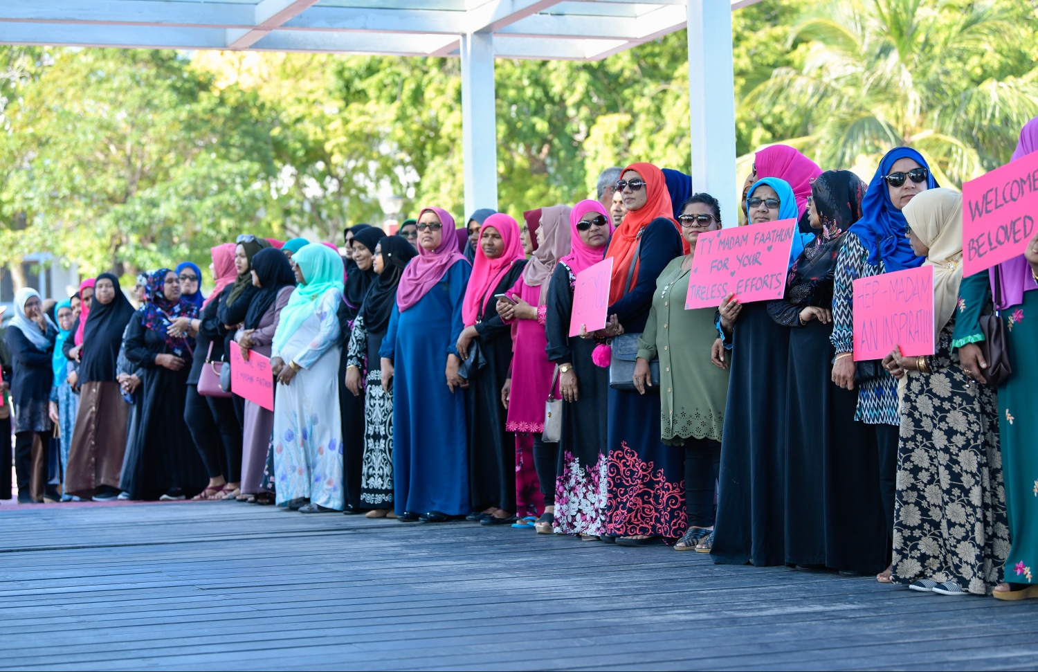 ފަސްޓް ލޭޑީ ފާތުން މިއަދު ހެނދުނު ރާއްޖެ ވަޑައިގަތުމުން މަރުހާބާ ދަންނަވަން އެއްވި ބައެއް މީހުން.---ފޮޓޯ: ހުސައިން ވަހީދު/މިހާރު