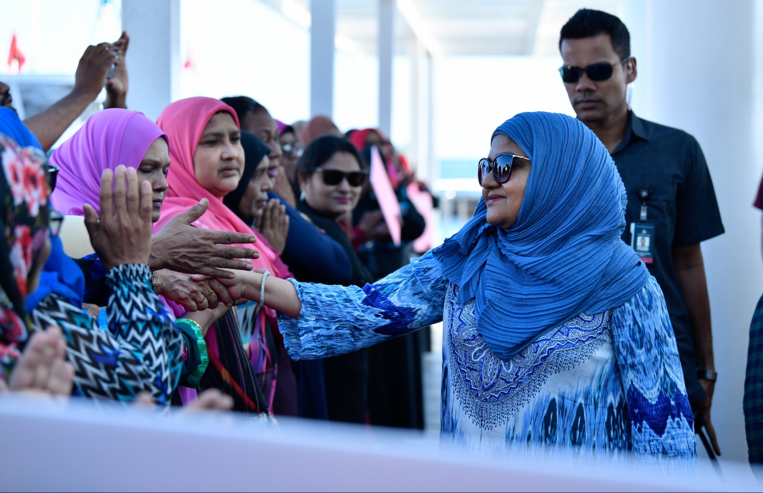 ފަސްޓް ލޭޑީ ފާތުން އިއްޔެ ރާއްޖެ ވަޑައިގަތުމުން މަރުހާބާ ދަންނަވަން އެއްވި މީހުންނާ އެކަމަނާ ސަލާމް ކުރައްވަނީ.---ފޮޓޯ: ހުސައިން ވަހީދު/މިހާރު