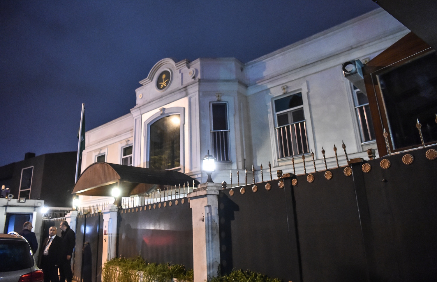 އިސްތަންބޫލްގައި ހުންނަ ސައުދީ ކޮންސިއުލޭޓުގެ ބޭރުގައި ސަލާމަތީ އޮފިސަރުން ހަރަކާތްތެރި ވަނީ. --ފޮޓޯ:އޭއެފްޕީ