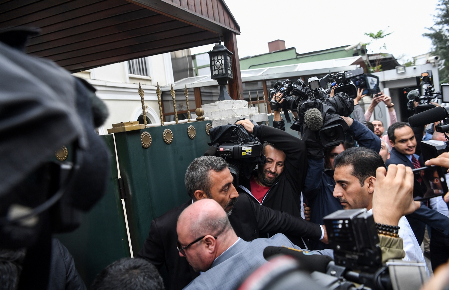 އިސްތަންބޫލްގައި ހުންނަ ސައުދީ ކޮންސިއުލޭޓުން ބައެއް ހެކި ހޯދުމަށް ތުރުކީގެ ފޮރެންސިކް ފުލުސް އޮފިސަރަކު ހަރަކާތްތެރި ވަނީ. --ފޮޓޯ:އޭއެފްޕީ