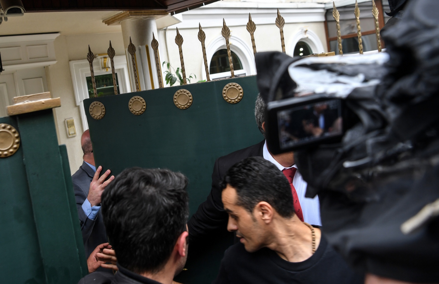 އިސްތަންބޫލްގައި ހުންނަ ސައުދީ ކޮންސިއުލޭޓަށް ސަލާމަތީ އޮފިސަރުން ވަންނަނީ. --ފޮޓޯ:އޭއެފްޕީ