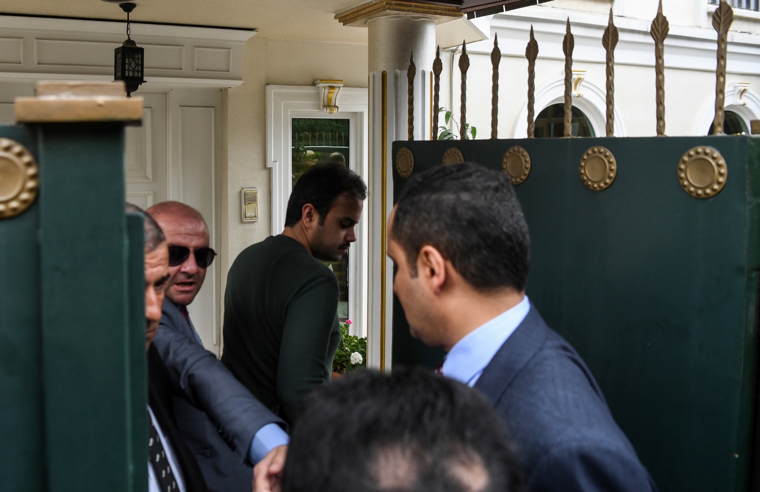 އިސްތަންބޫލްގައި ހުންނަ ސައުދީ ކޮންސިއުލޭޓަށް ސަލާމަތީ އޮފިސަރުން ވަންނަނީ. --ފޮޓޯ:އޭއެފްޕީ