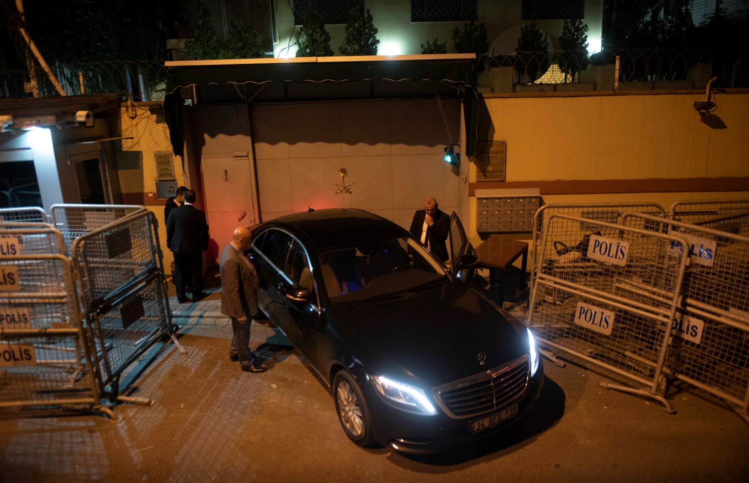 އިސްތަންބޫލްގައި ހުންނަ ސައުދީ ކޮންސިއުލޭޓަށް ތުރުކީގެ ފޮރެންސިކް އޮފިސަރުން ވަންނަނީ. --ފޮޓޯ:އޭއެފްޕީ