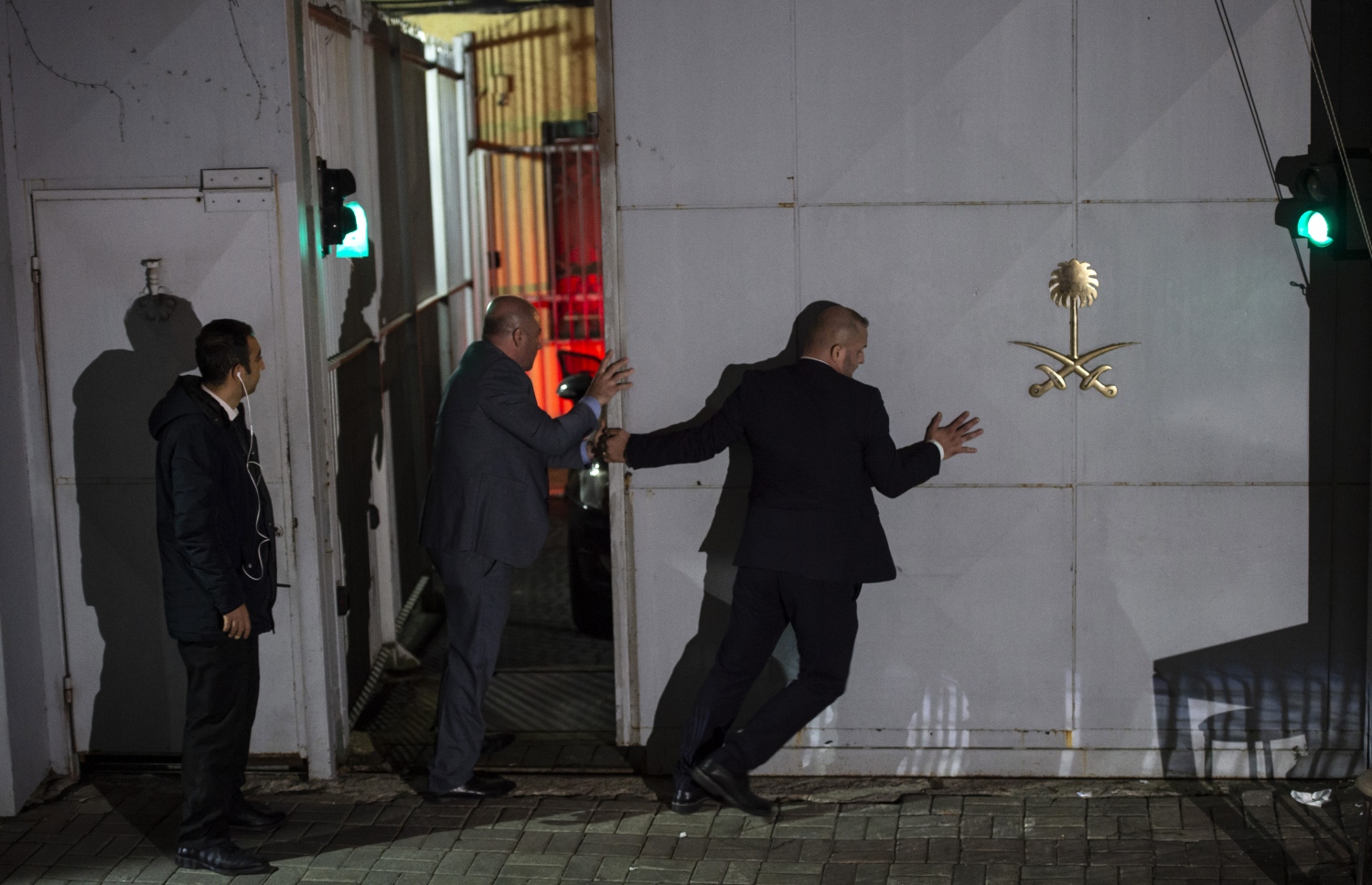 އިސްތަންބޫލްގައި ހުންނަ ސައުދީ ކޮންސިއުލޭޓުގެ ދޮރު ތުރުކީގެ ސެކިއުރިޓީ އޮފިސަރުން ހުޅުވަނީ. --ފޮޓޯ:އޭއެފްޕީ