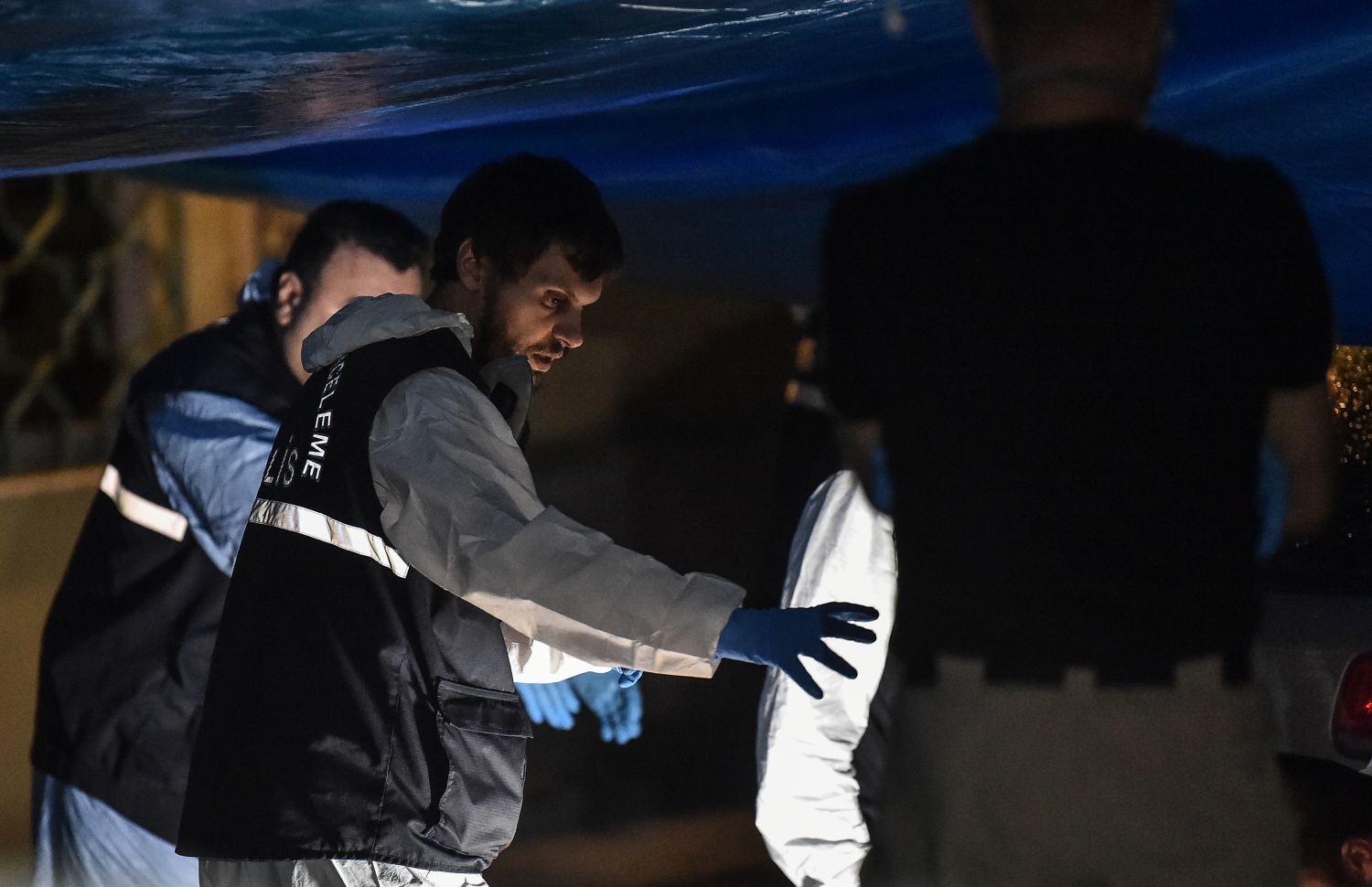 އިސްތަންބޫލްގައި ހުންނަ ސައުދީ ކޮންސިއުލޭޓުން ބައެއް ހެކި ހޯދުމަށް ތުރުކީގެ ފޮރެންސިކް ޓީމުތަކުން ހަރަކާތްތެރި ވަނީ. --ފޮޓޯ:އޭއެފްޕީ