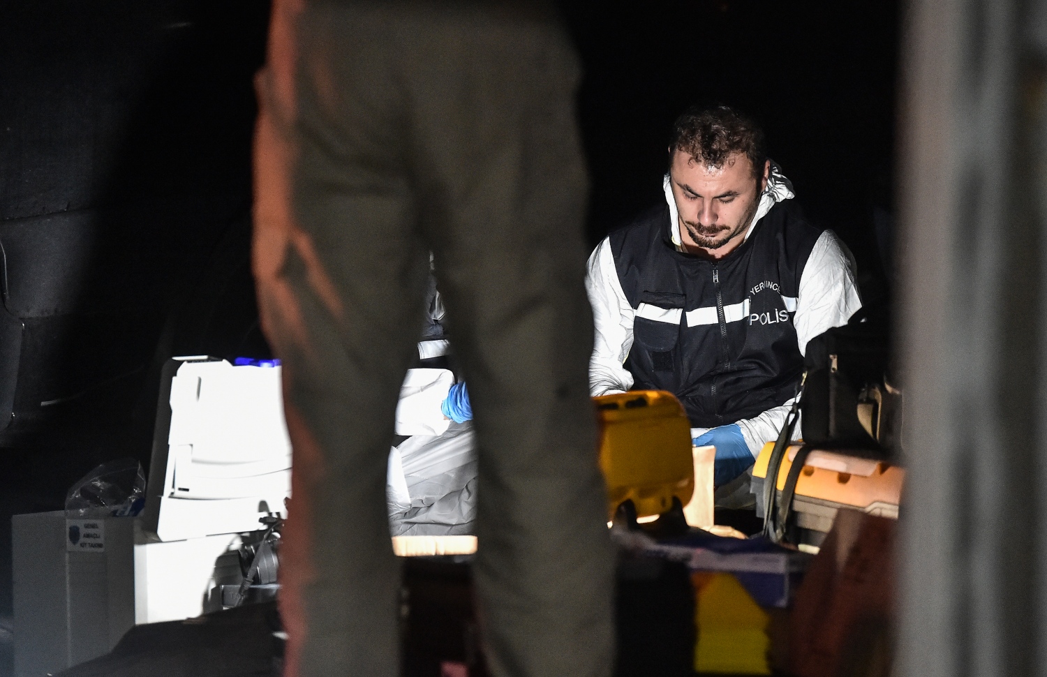 އިސްތަންބޫލްގައި ހުންނަ ސައުދީ ކޮންސިއުލޭޓުން ބައެއް ހެކި ހޯދުމަށް ފަހު ތުރުކީގެ ފޮރެންސިކް ޓީމުތަކުން ދަނީ. --ފޮޓޯ:އޭއެފްޕީ