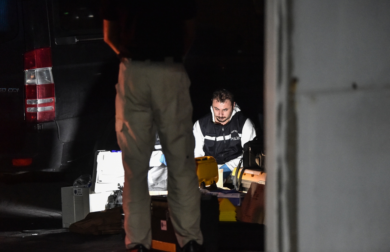 އިސްތަންބޫލްގައި ހުންނަ ސައުދީ ކޮންސިއުލޭޓުން ބައެއް ހެކި ހޯދުމަށް ފަހު ތުރުކީގެ ފޮރެންސިކް ޓީމުތަކުން ދަނީ. --ފޮޓޯ:އޭއެފްޕީ