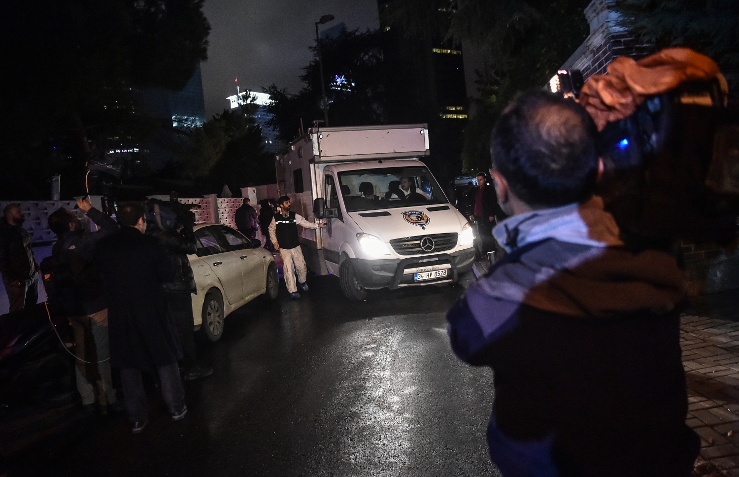 އިސްތަންބޫލްގައި ހުންނަ ސައުދީ ކޮންސިއުލޭޓުން ބައެއް ހެކި ހޯދުމަށް ފަހު ތުރުކީގެ ފޮރެންސިކް ޓީމުތަކުން ދަނީ. --ފޮޓޯ:އޭއެފްޕީ