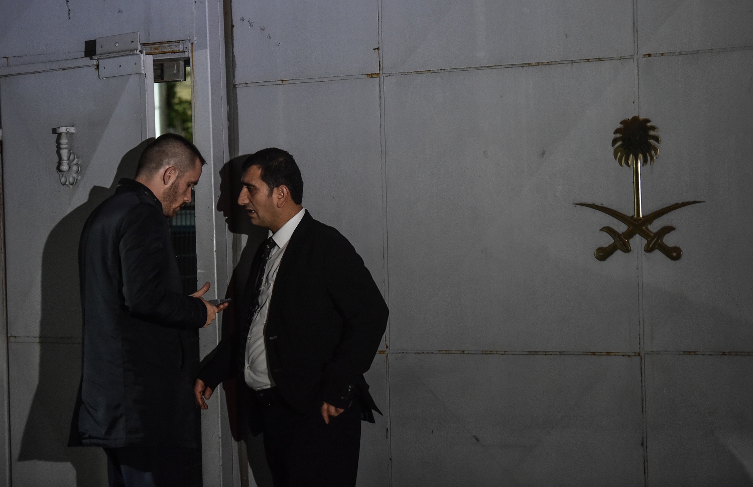 އިސްތަންބޫލްގައި ހުންނަ ސައުދީ ކޮންސިއުލޭޓުގެ ބޭރުގައި ސެކިއުރިޓީ އޮފިސަރުން ހަރަކާތްތެރި ވަނީ. --ފޮޓޯ:އޭއެފްޕީ