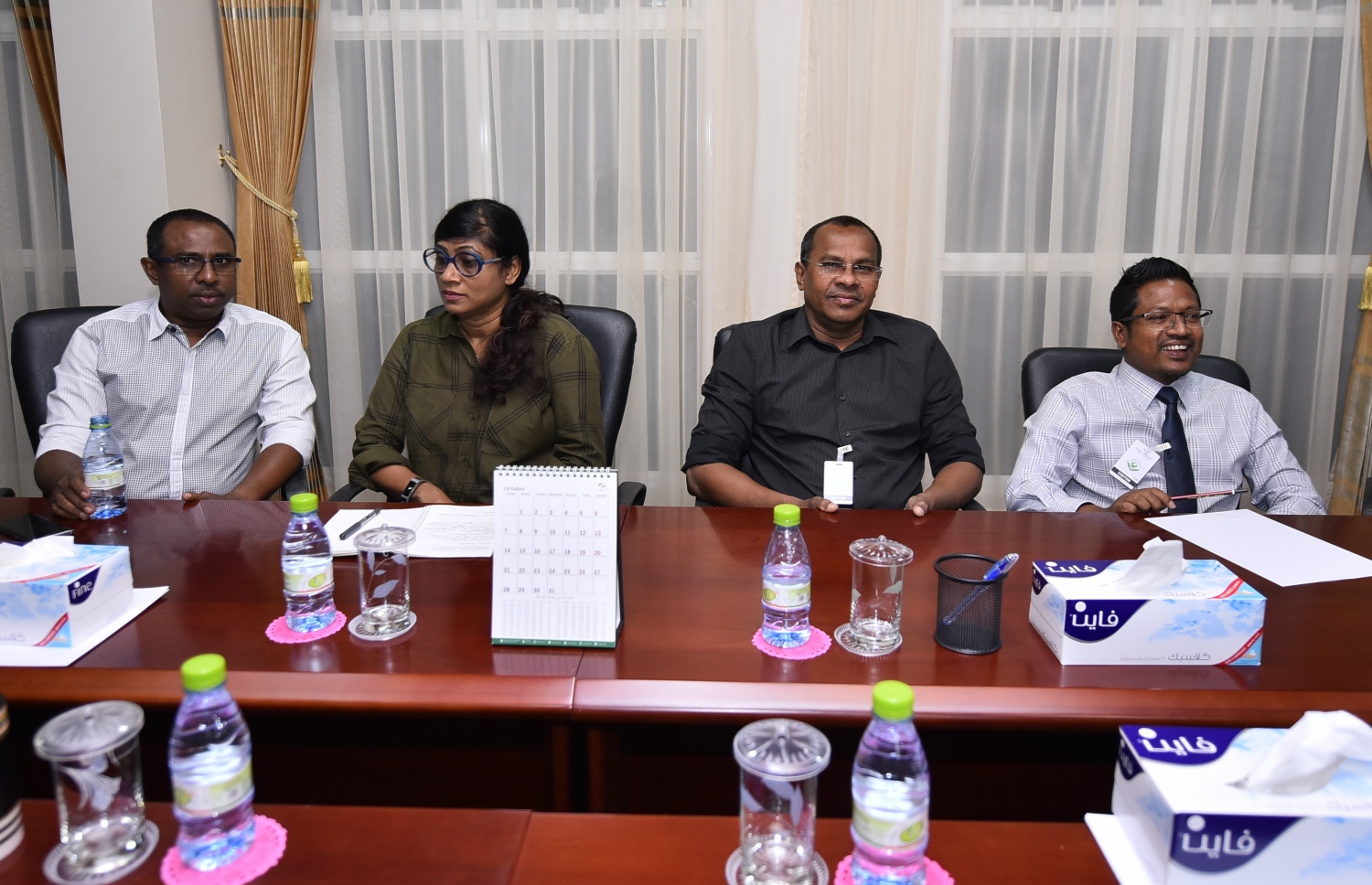 މާލޭގެ ދާއިރާތައް ތަމްސީލްކުރައްވާ ބައެއް މެމްބަރުން އިލެކްޝަންސް ކޮމިޝަންގައި. --ފޮޓޯ: އަލީ ނިޝާތު/މިހާރު