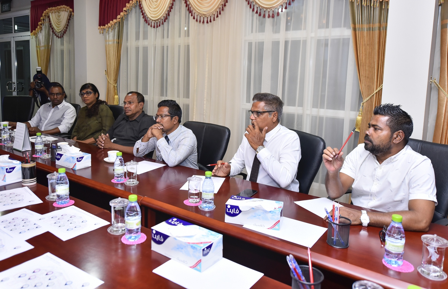 އީސީން ބޭއްވި ބައްދަލުވުމުގައި މާލޭ ދާއިރާތަކުގެ ބައެއް މެމްބަރުން ބައިވެރިވެވަޑައިގަންނަވަނީ. --ފޮޓޯ: އަލީ ނިޝާތު/މިހާރު