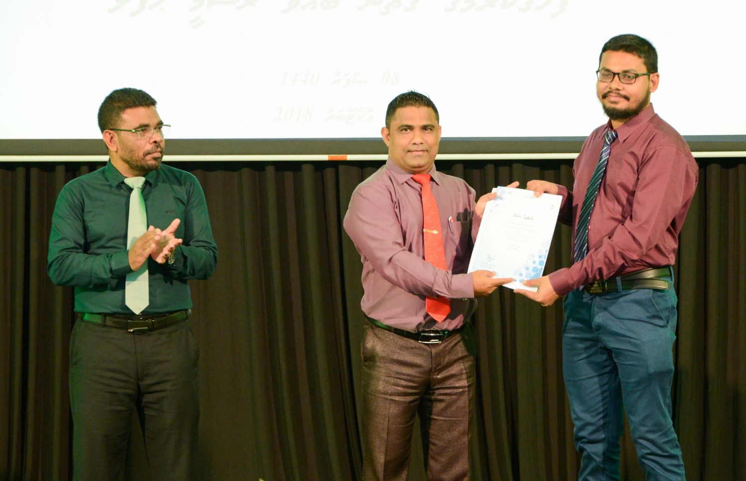 މައުލޫމާތު ހާމަކުރުމުގެ ރަންވައިގެ އެވޯޑު ދިނުމަށް ރޭ ބޭއްވި ރަސްމިއްޔާތުގައި، ދިވެހި ބަހުގެ އެކަޑެމީގެ ރައީސް އަޝްރަފު (މ)، ބޭފުޅަކަށް ސެޓްފިކެޓް ހަވާލުކޮށްދެއްވަނީ.-- ފޮޓޯ: އިންފޮމޭޝަން ކޮމިޝަން އޮފީސް