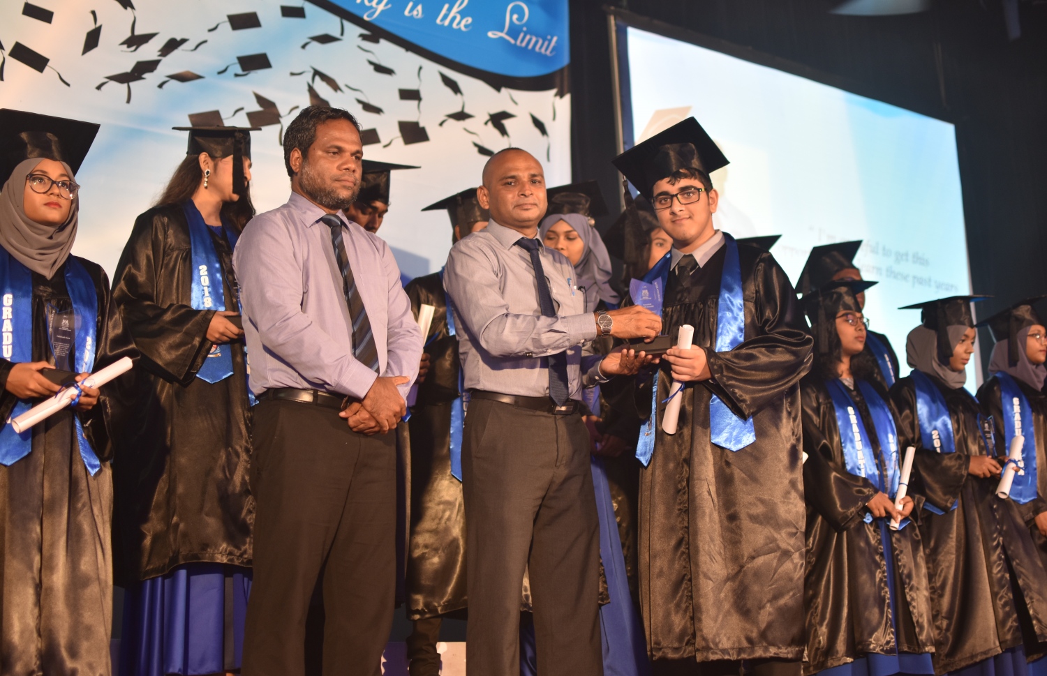 ކޮލިޓެޓް އެޑިއުކޭޝަނުން މިހާރު ހިންގަމުން އަންނަ ގޭޓްވޭ އިންޓަނޭޝަލް ސްކޫލުގެ ގްރެޖުއޭޝަންގެ ތެރެއިން.-- ފޮޓޯ: ގޭޓްވޭ އިންޓަނޭޝަނަލް ސްކޫލު