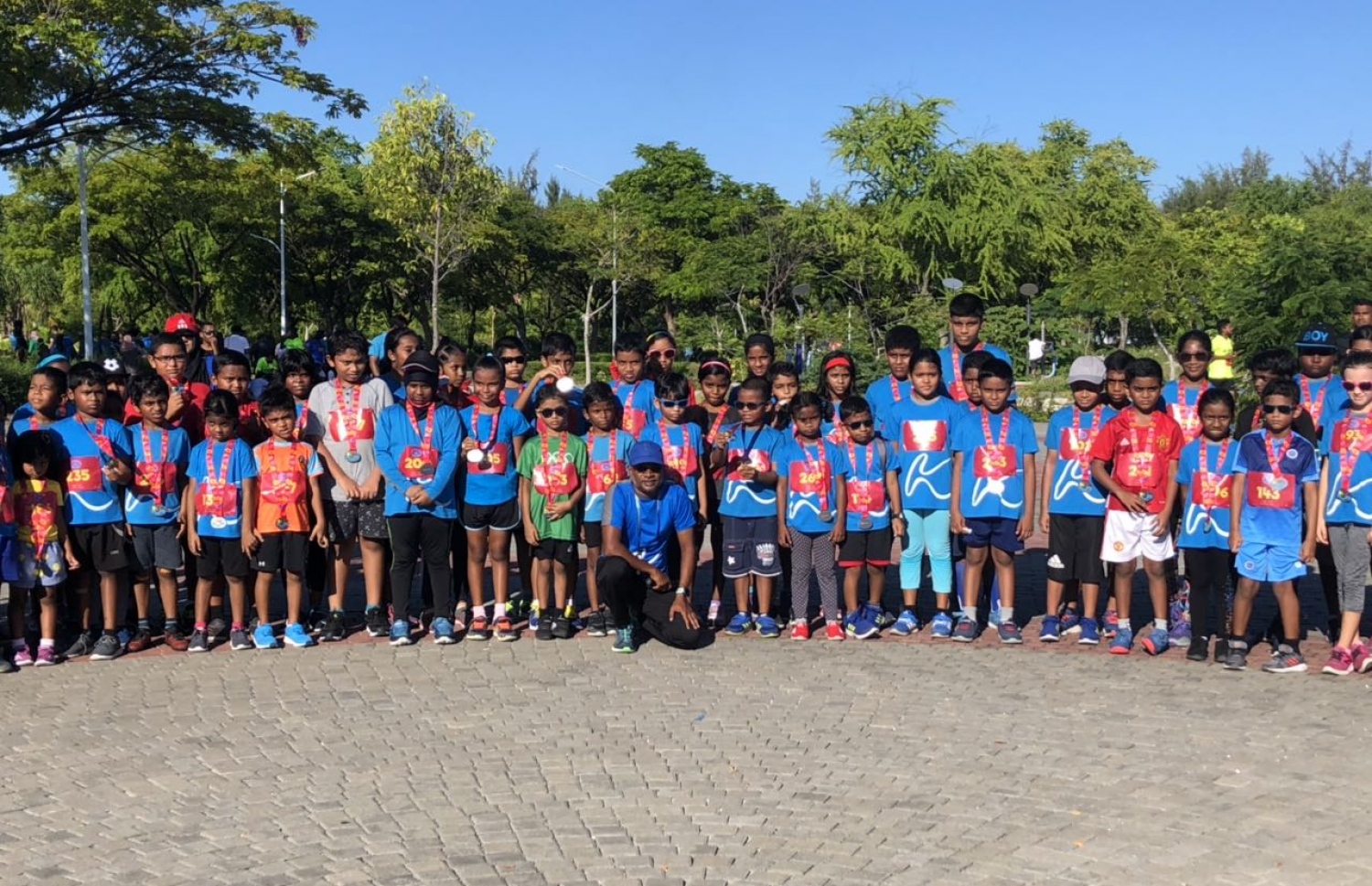 އެކިޑެން ރޭހުގެ ކުޑަކުދިންގެ އިވެންޓުގެ ބައިވެރިންނާ އެކު ކުޑަހުސެން.