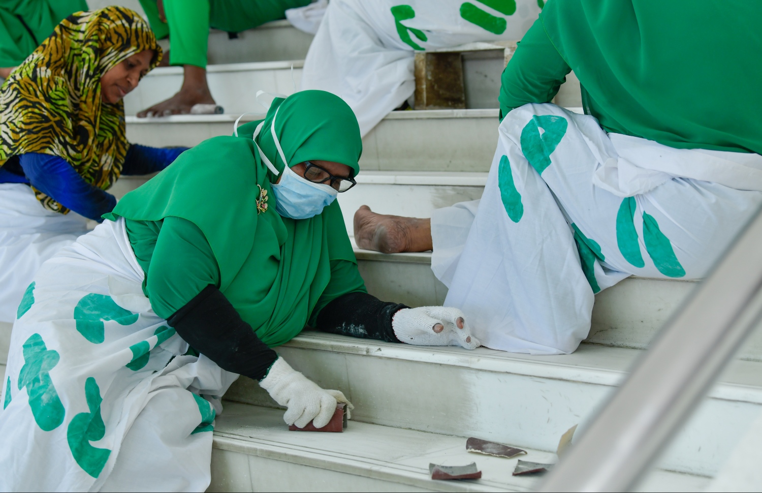 މާލެ: އޮކްޓޯބަރު 21، 2018- އިސްލާމީ މަރުކަޒު ބެލެހެއްޓުމުގެ މަސައްކަތްކުރާ އަންހެން ޓީމުގެ މީހެއް މަރުކަޒުގެ ސިޑިބަރި ގޭނުމުގެ މަސައްކަތް ކުރަނީ---ފޮޓޯ: ހުސައިން ވަހީދު/މިހާރު