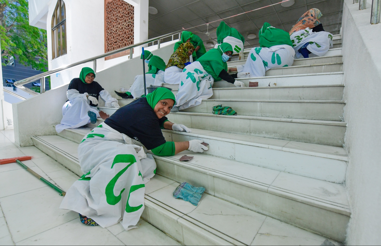 މާލެ: އޮކްޓޯބަރު 21، 2018- އިސްލާމީ މަރުކަޒު ބެލެހެއްޓުމުގެ މަސައްކަތްކުރާ އަންހެންވެރިން އެތަން ގޭނުމުގެ މަސައްކަތް ކުރަނީ---ފޮޓޯ: ހުސައިން ވަހީދު/މިހާރު