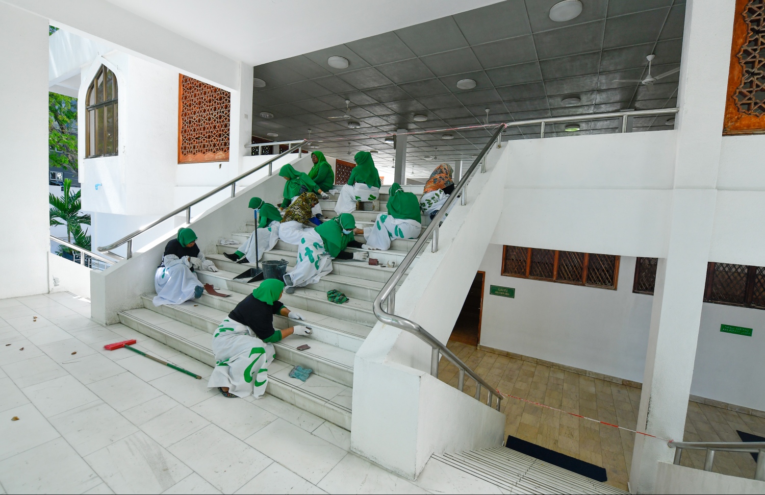 މާލެ: އޮކްޓޯބަރު 21، 2018- އިސްލާމީ މަރުކަޒު ބެލެހެއްޓުމުގެ މަސައްކަތްކުރާ އަންހެންވެރިން މަރުކަޒުގެ ސިޑިބަރި ގޭނުމުގެ މަސައްކަތް ކުރަނީ---ފޮޓޯ: ހުސައިން ވަހީދު/މިހާރު