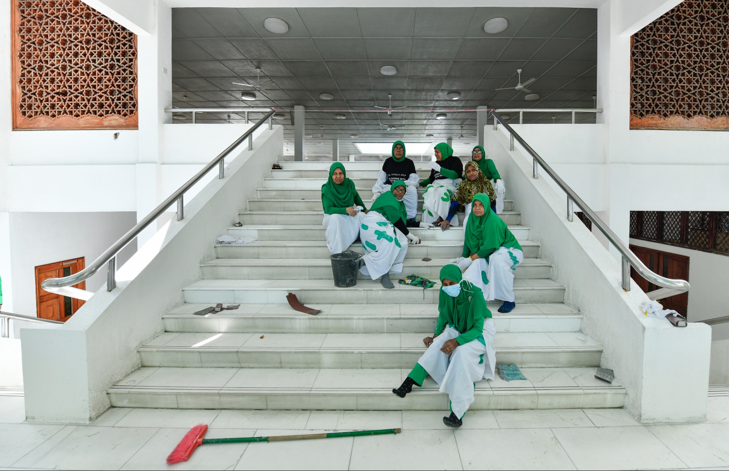 މާލެ: އޮކްޓޯބަރު 21، 2018- އިސްލާމީ މަރުކަޒު ބެލެހެއްޓުމުގެ މަސައްކަތްކުރާ އަންހެންތަކެއް މަރުކަޒުގެ ސިޑިބަރި ގޭނުމުގެ މަސައްކަތް ކުރަނީ---ފޮޓޯ: ހުސައިން ވަހީދު/މިހާރު