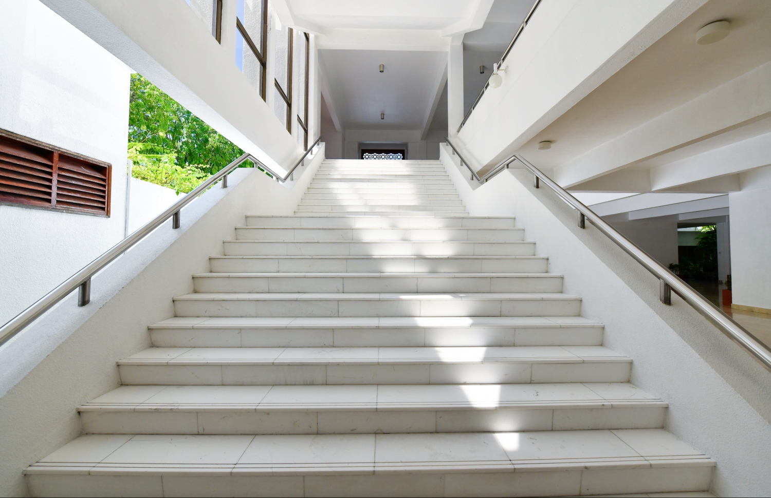 މާލެ: އޮކްޓޯބަރު 21، 2018- އިސްލާމީ މަރުކަޒު ބެލެހެއްޓުމުގެ މަސައްކަތްކުރާ އަންހެނުން، ހިލަ ކަރުދާހުން ގާނައި ސާފުކޮށްފައިވާ މަރުކަޒުގެ ސިޑިބަރިއެއް ---ފޮޓޯ: ހުސައިން ވަހީދު/މިހާރު