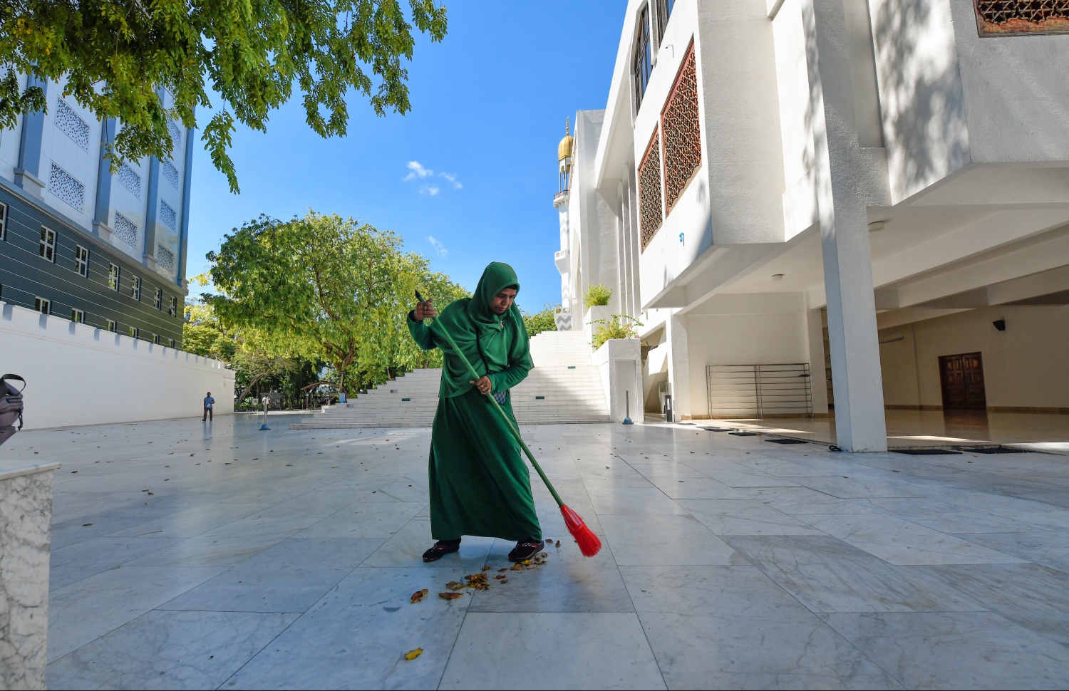 މާލެ: އޮކްޓޯބަރު 21، 2018- އިސްލާމީ މަރުކަޒު ބެލެހެއްޓުމުގެ މަސައްކަތްކުރާ އަންހެން ޓީމުގެ މީހަކު މަރުކަޒުގެ ގޯތިތެރެ ކުނިކަހަނީ---ފޮޓޯ: ހުސައިން ވަހީދު/މިހާރު