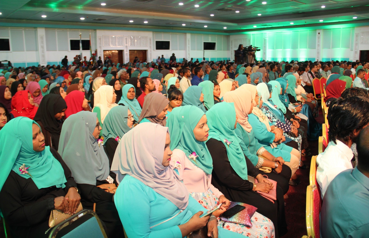 މާލެ: އޮކްޓޯބަރު 20، 2018: ދަރުބާރުގޭގައި ބޭއްވި އަހުމަދިއްޔާ އިންޓަނޭޝަނަލް ސްކޫލުގެ އިނާމު ދިނުމުގެ ޖަލްސާގައި، އެ ސްކޫލުގެ ދަރިވަރުންނާއި ޓީޗަރުން ބައިވެރިވަނީ.-- ފޮޓޯ: އަހުމަދިއްޔާ އިންޓަނޭޝަންލް ސްކޫލް