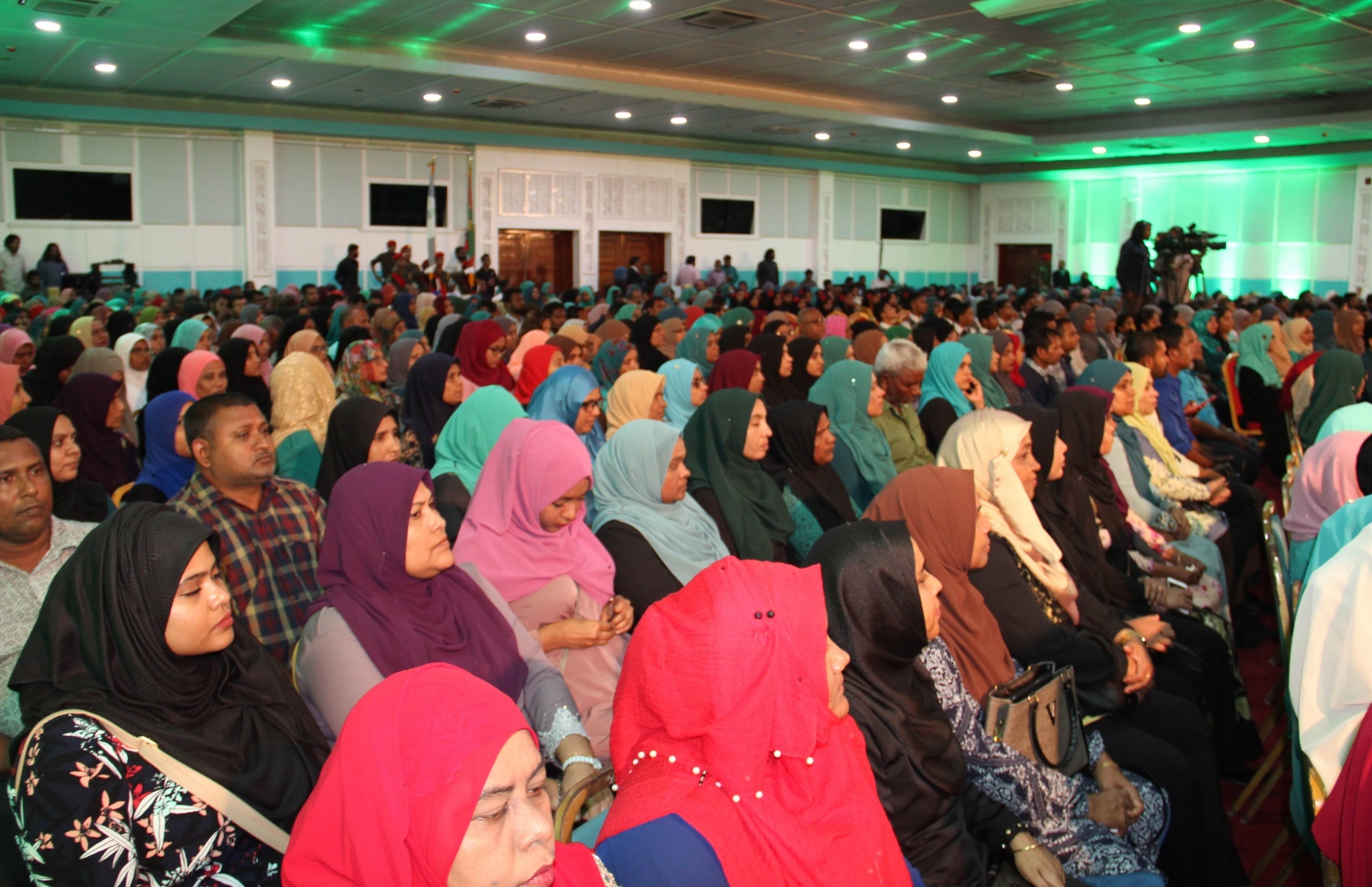 މާލެ: އޮކްޓޯބަރު 20، 2018: ދަރުބާރުގޭގައި ބޭއްވި އަހުމަދިއްޔާ އިންޓަނޭޝަނަލް ސްކޫލުގެ އިނާމު ދިނުމުގެ ޖަލްސާގައި، އެ ސްކޫލުގެ ދަރިވަރުންނާއި ޓީޗަރުން ބައިވެރިވަނީ.-- ފޮޓޯ: އަހުމަދިއްޔާ އިންޓަނޭޝަންލް ސްކޫލް