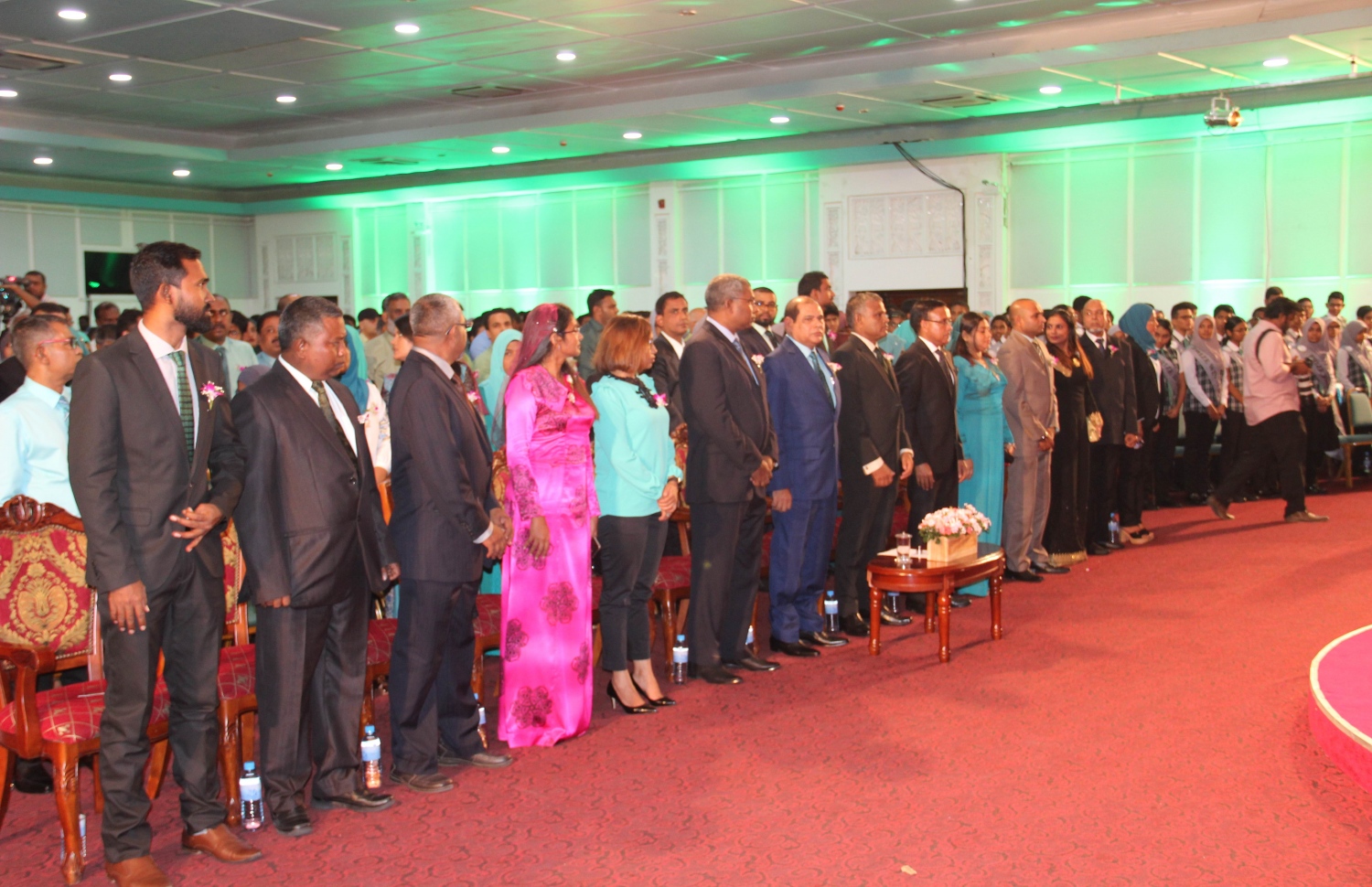 މާލެ: އޮކްޓޯބަރު 20، 2018: ދަރުބާރުގޭގައި ބޭއްވި އަހުމަދިއްޔާ އިންޓަނޭޝަނަލް ސްކޫލުގެ އިނާމު ދިނުމުގެ ޖަލްސާގައި، އެ ސްކޫލުގެ ދަރިވަރުންނާއި، އިސްބޭފުޅުންގެ އިތުރުން ޓީޗަރުން ބައިވެރިވަނީ.-- ފޮޓޯ: އަހުމަދިއްޔާ އިންޓަނޭޝަންލް ސްކޫލް