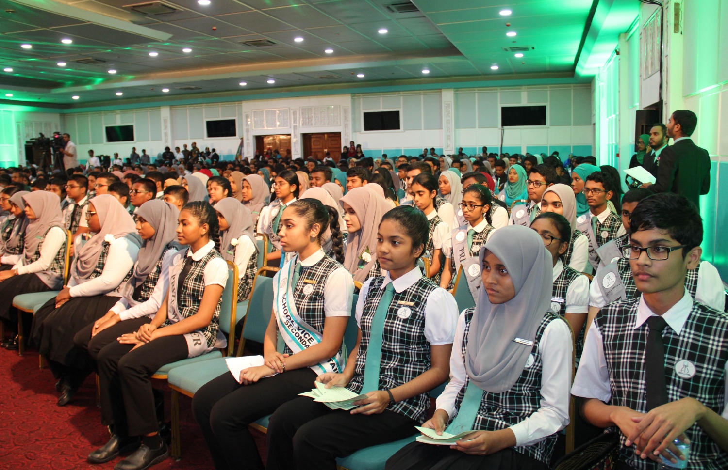 މާލެ: އޮކްޓޯބަރު 20، 2018: ދަރުބާރުގޭގައި ބޭއްވި އަހުމަދިއްޔާ އިންޓަނޭޝަނަލް ސްކޫލުގެ އިނާމު ދިނުމުގެ ޖަލްސާގައި، އެ ސްކޫލުގެ ދަރިވަރުންނާއި ޓީޗަރުން ބައިވެރިވަނީ.-- ފޮޓޯ: އަހުމަދިއްޔާ އިންޓަނޭޝަންލް ސްކޫލް