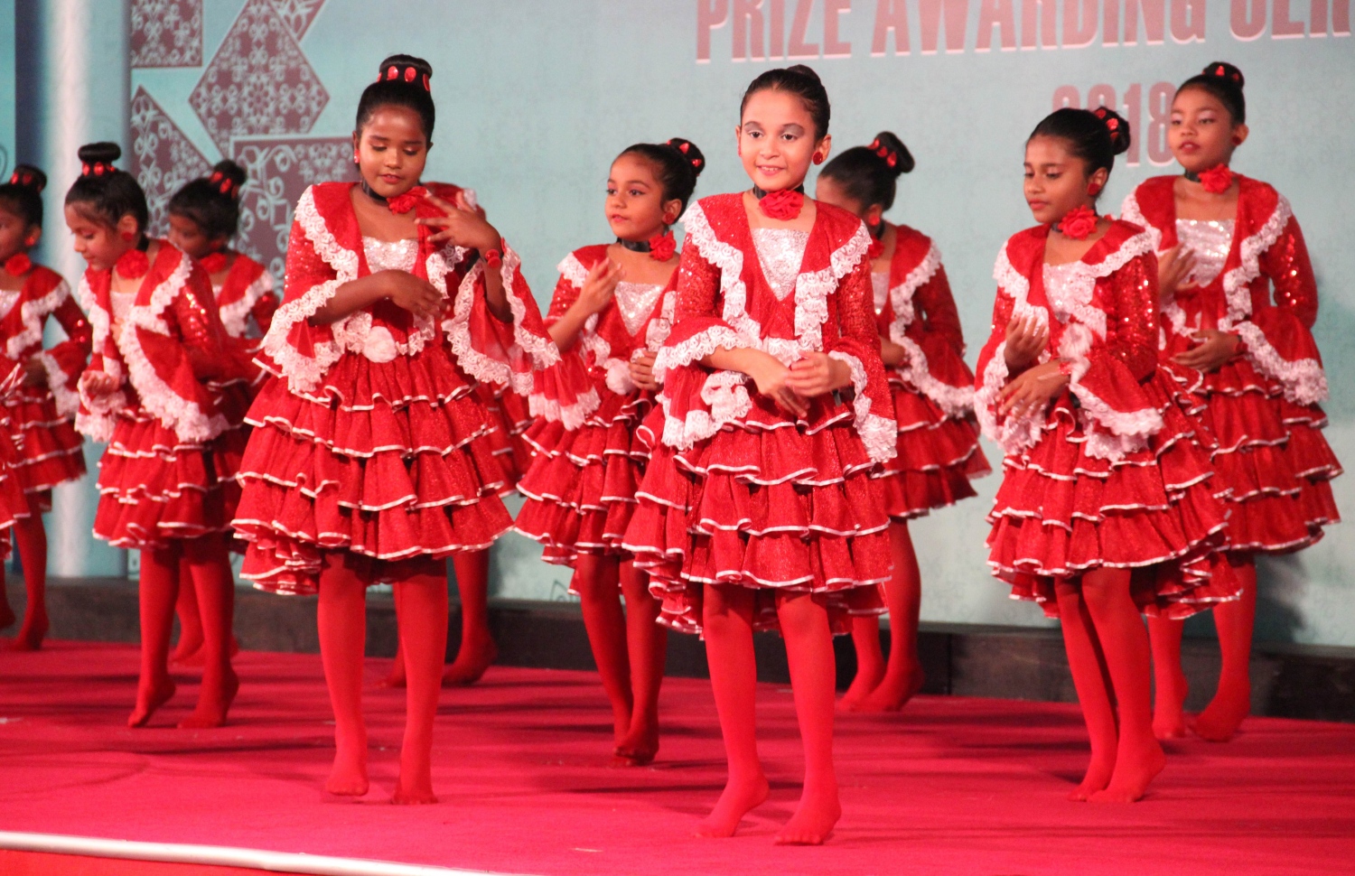 މާލެ: އޮކްޓޯބަރު 20، 2018: ދަރުބާރުގޭގައި ބޭއްވި އަހުމަދިއްޔާ އިންޓަނޭޝަނަލް ސްކޫލުގެ އިނާމު ދިނުމުގެ ޖަލްސާގައި، އެ ސްކޫލުގެ ދަރިވަރުންތަކެއް މުނިފޫހިފިލުވުމުގެ ހަރަކާތެއް ހުށަހަޅައިދެނީ.-- ފޮޓޯ: އަހުމަދިއްޔާ އިންޓަނޭޝަންލް ސްކޫލް