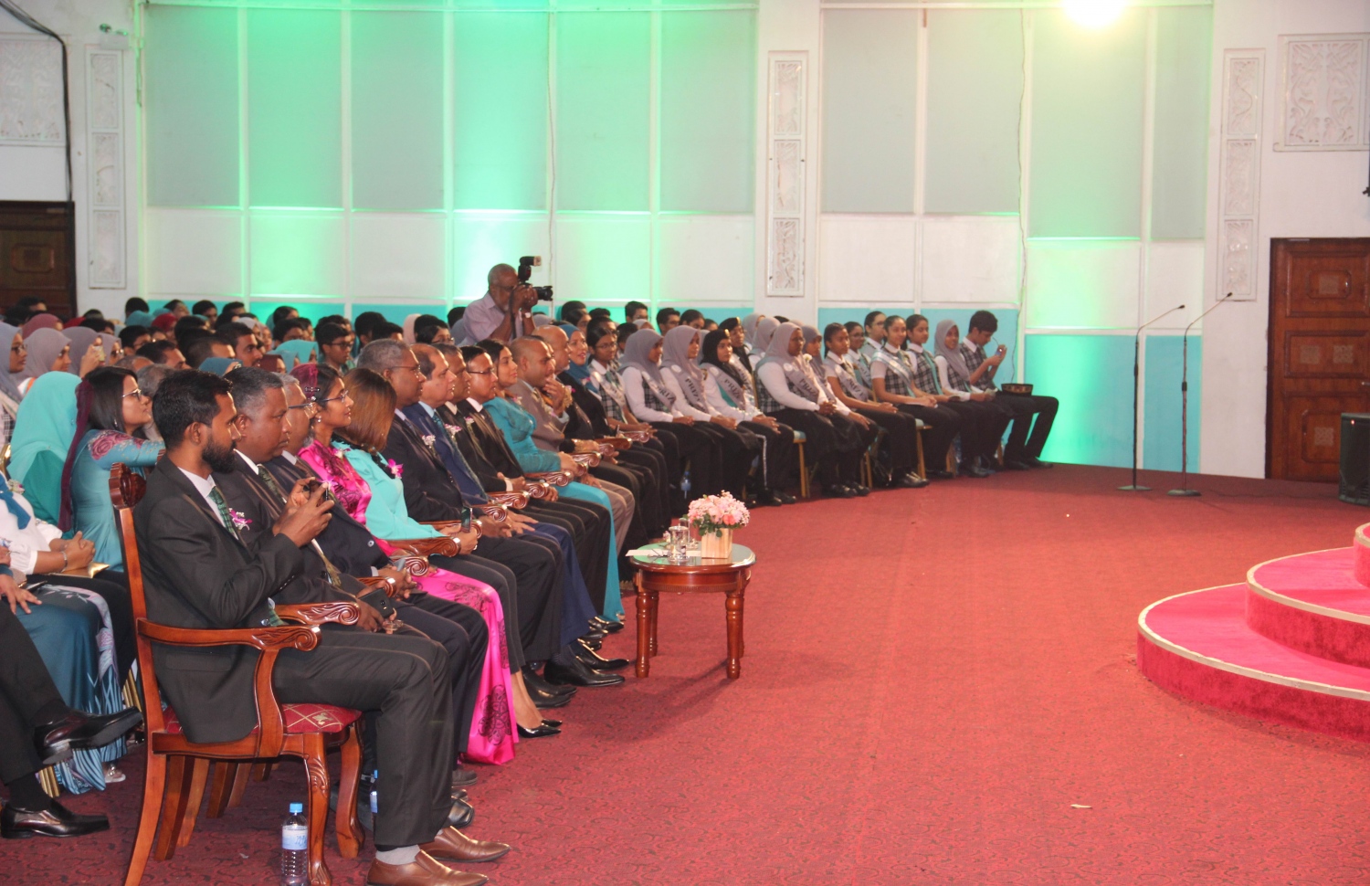 މާލެ: އޮކްޓޯބަރު 20، 2018: ދަރުބާރުގޭގައި ބޭއްވި އަހުމަދިއްޔާ އިންޓަނޭޝަނަލް ސްކޫލުގެ އިނާމު ދިނުމުގެ ޖަލްސާގައި، އެ ސްކޫލުގެ ދަރިވަރުންނާއި ޓީޗަރުން ބައިވެރިވަނީ.-- ފޮޓޯ: އަހުމަދިއްޔާ އިންޓަނޭޝަންލް ސްކޫލް