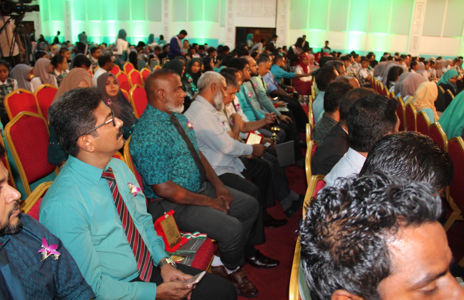 މާލެ: އޮކްޓޯބަރު 20، 2018: ދަރުބާރުގޭގައި ބޭއްވި އަހުމަދިއްޔާ އިންޓަނޭޝަނަލް ސްކޫލުގެ އިނާމު ދިނުމުގެ ޖަލްސާގައި، އެ ސްކޫލުގެ ދަރިވަރުންނާއި ޓީޗަރުން ބައިވެރިވަނީ.-- ފޮޓޯ: އަހުމަދިއްޔާ އިންޓަނޭޝަންލް ސްކޫލް