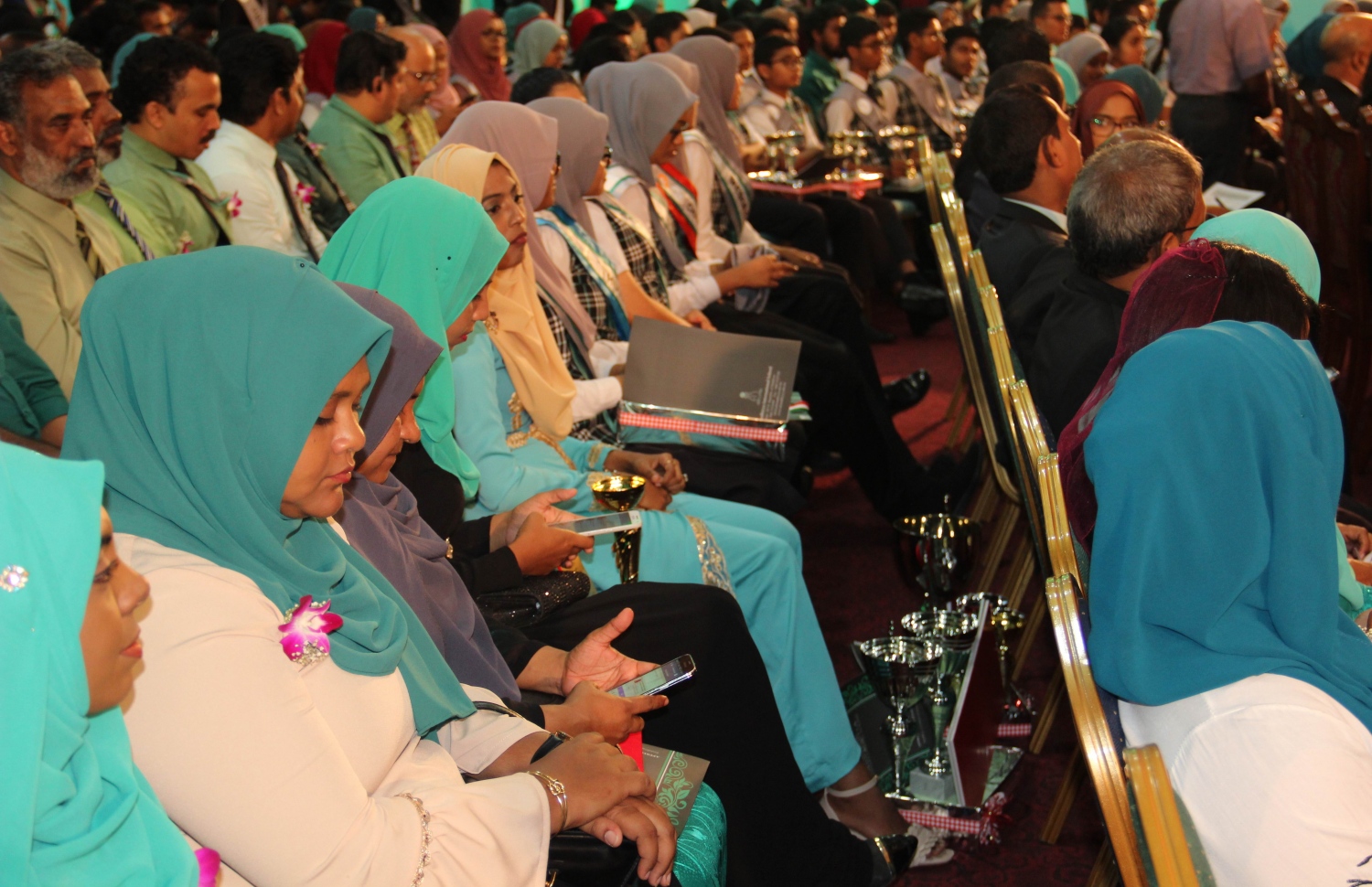 މާލެ: އޮކްޓޯބަރު 20، 2018: ދަރުބާރުގޭގައި ބޭއްވި އަހުމަދިއްޔާ އިންޓަނޭޝަނަލް ސްކޫލުގެ އިނާމު ދިނުމުގެ ޖަލްސާގައި، އެ ސްކޫލުގެ ދަރިވަރުންނާއި ޓީޗަރުން ބައިވެރިވަނީ.-- ފޮޓޯ: އަހުމަދިއްޔާ އިންޓަނޭޝަންލް ސްކޫލް